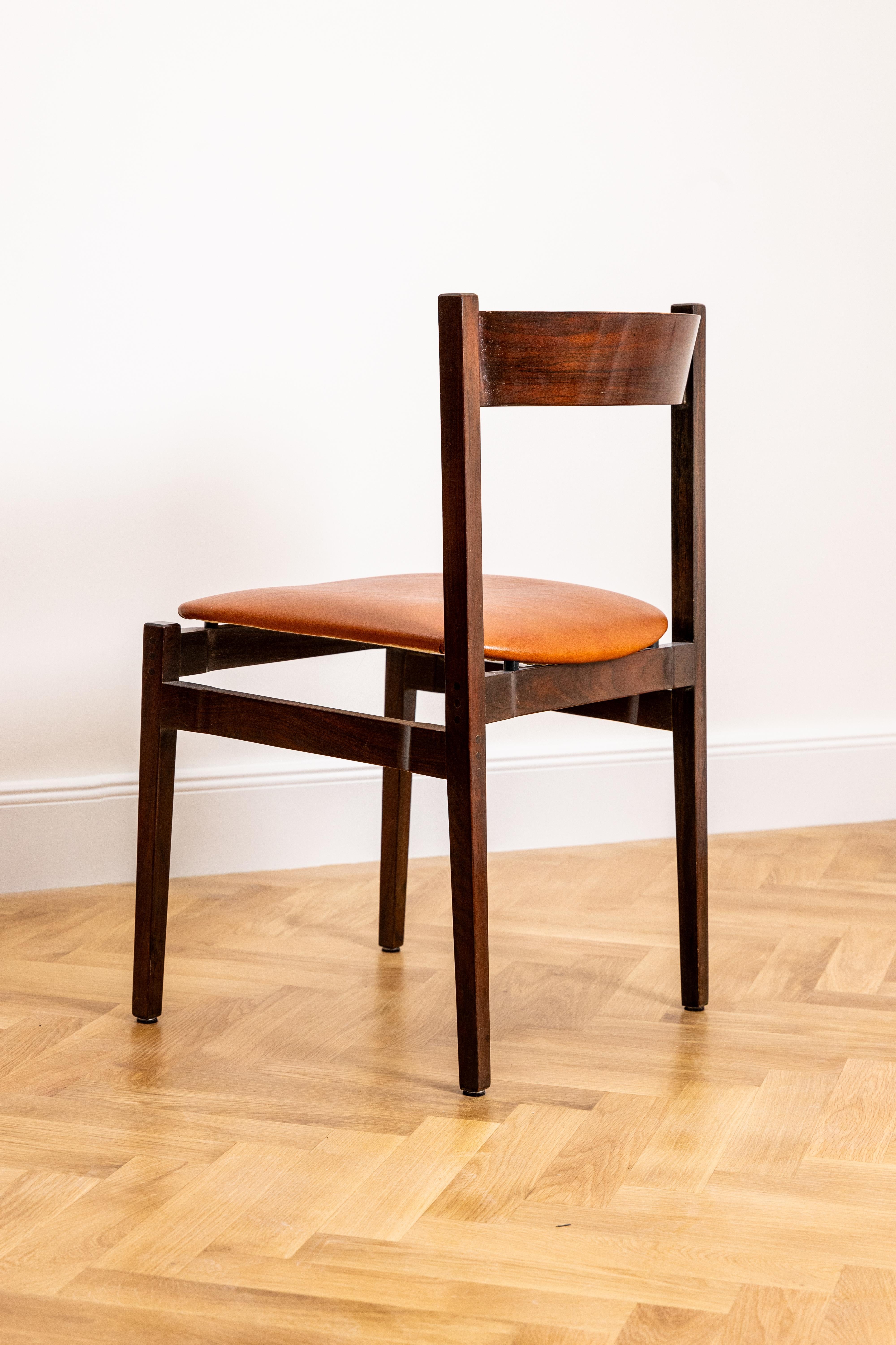 Set di quattro sedie da pranzo Gianfranco Frattini Modello 101 in palissandro e pelle in vendita 2