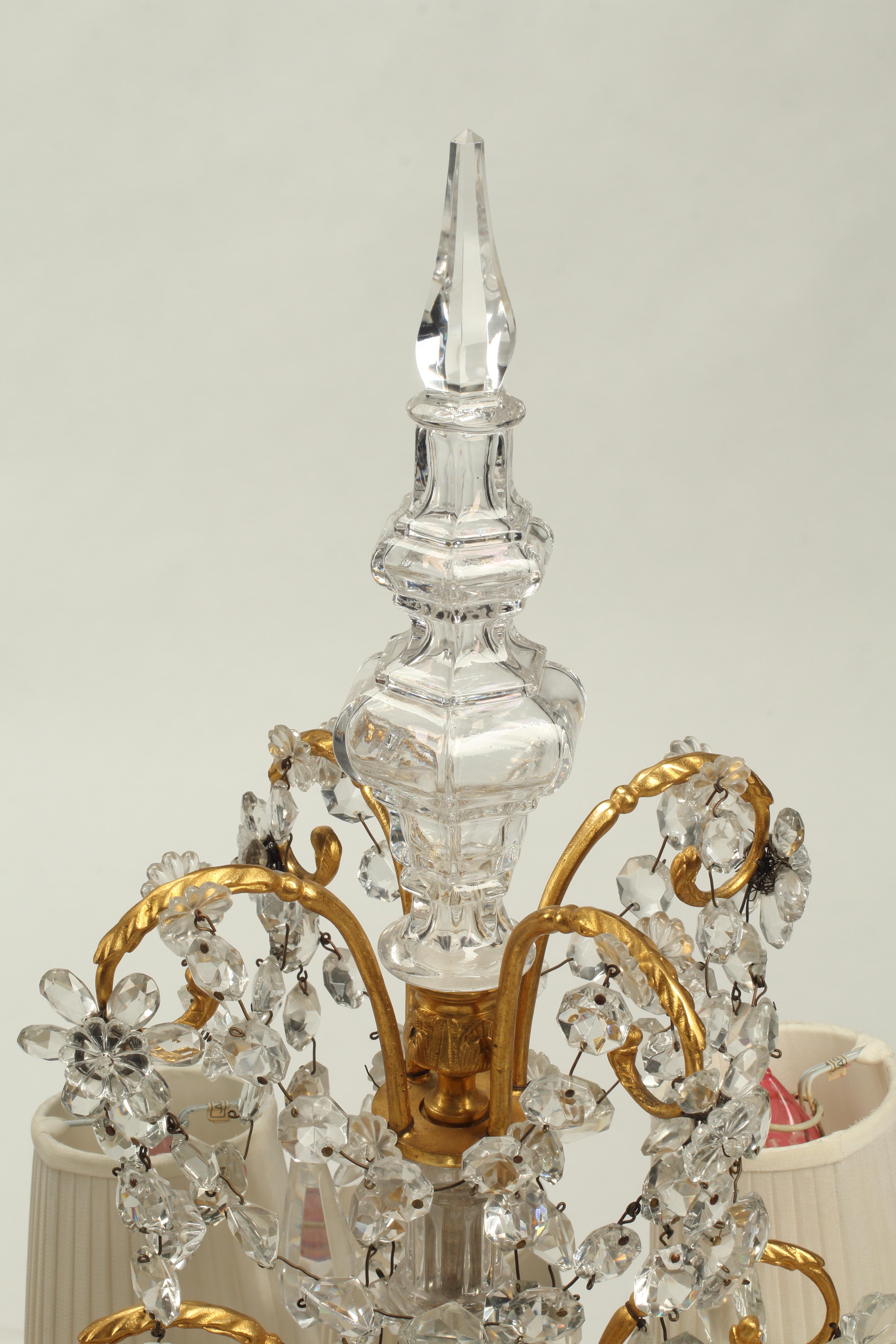 Impresionante juego de cuatro Girándolas francesas del siglo XIX, estilo Luis XV, de cristal y bronce dorado, procedentes del patrimonio de Phyllis McGuire. El trabajo en bronce dorado es elaborado y muy detallado. Las bases circulares presentan