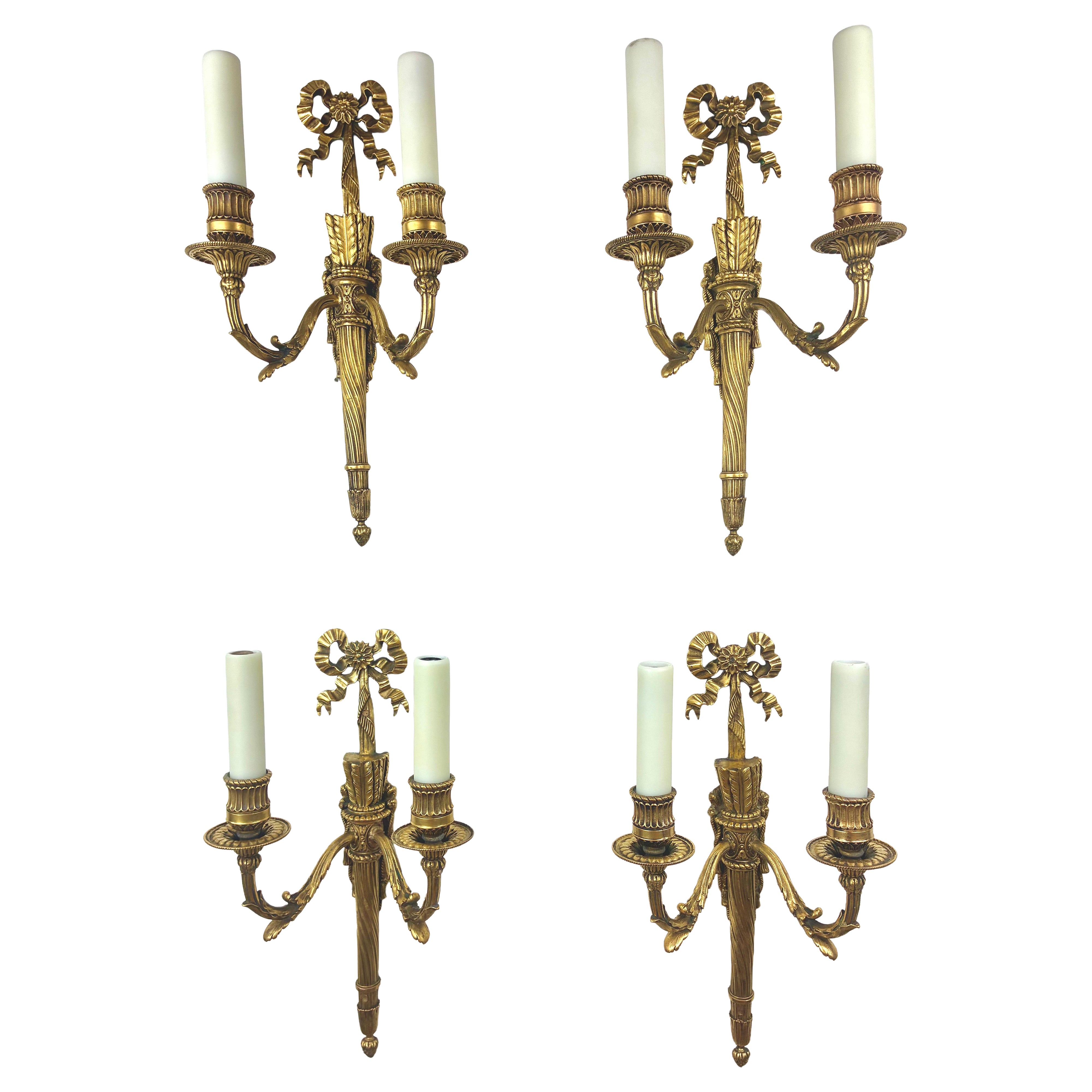 Juego de cuatro candelabros de bronce dorado estilo Luis XVI de E. F. Caldwell