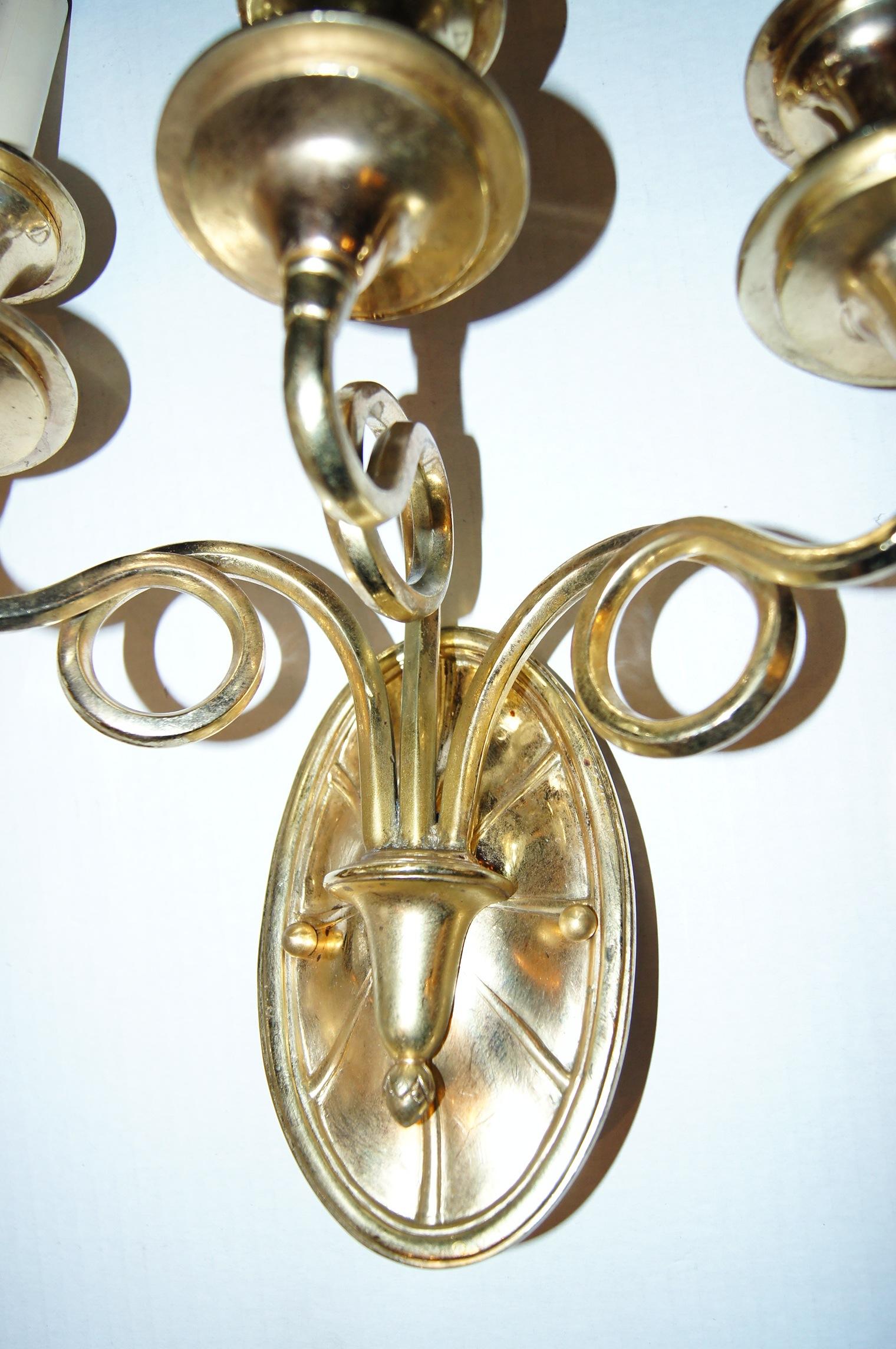 Français Ensemble d'appliques françaises en bronze doré, vendues par paire en vente