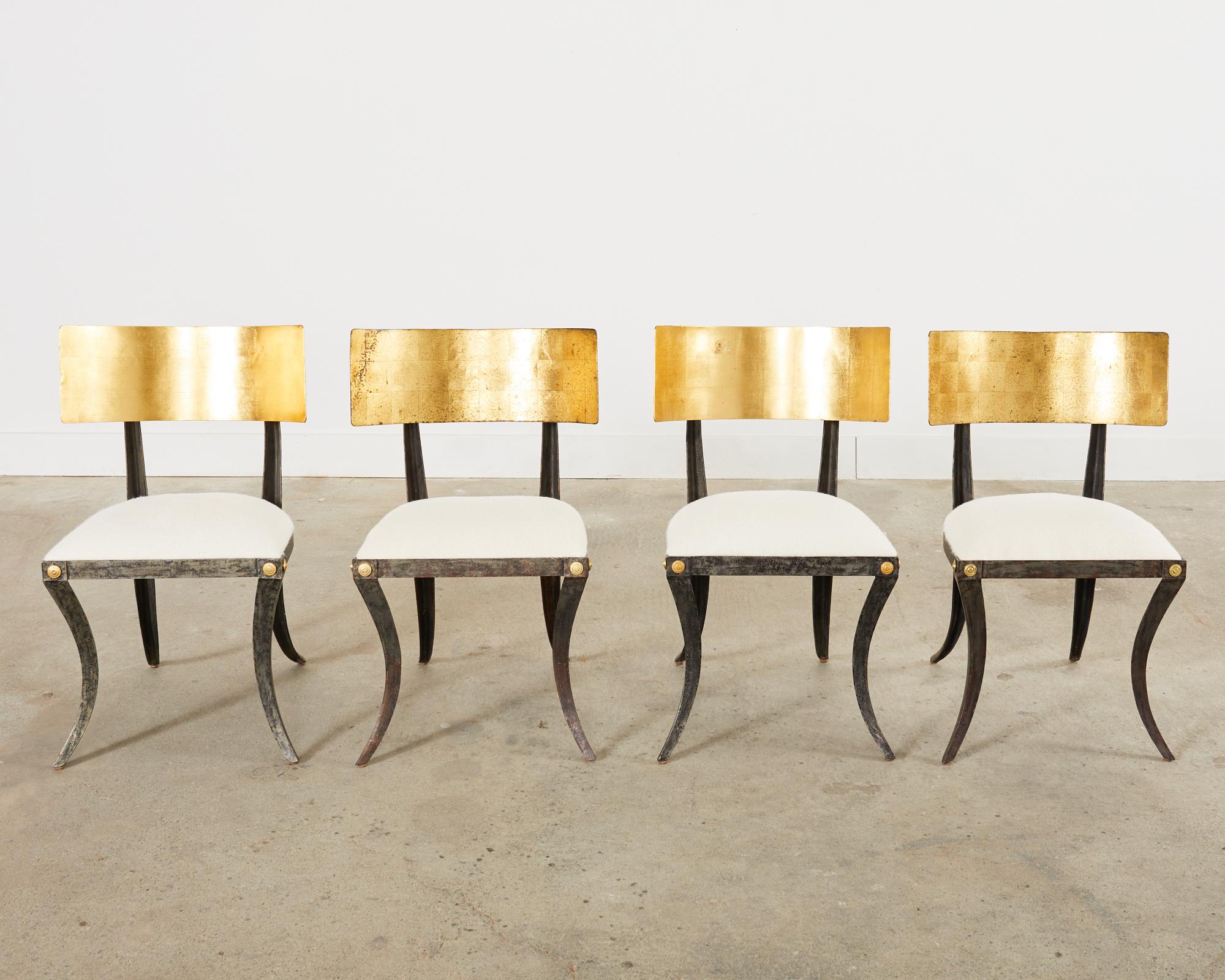 Néoclassique Ensemble de quatre chaises Klismos en fer doré de Ched Berenguer-Topacio