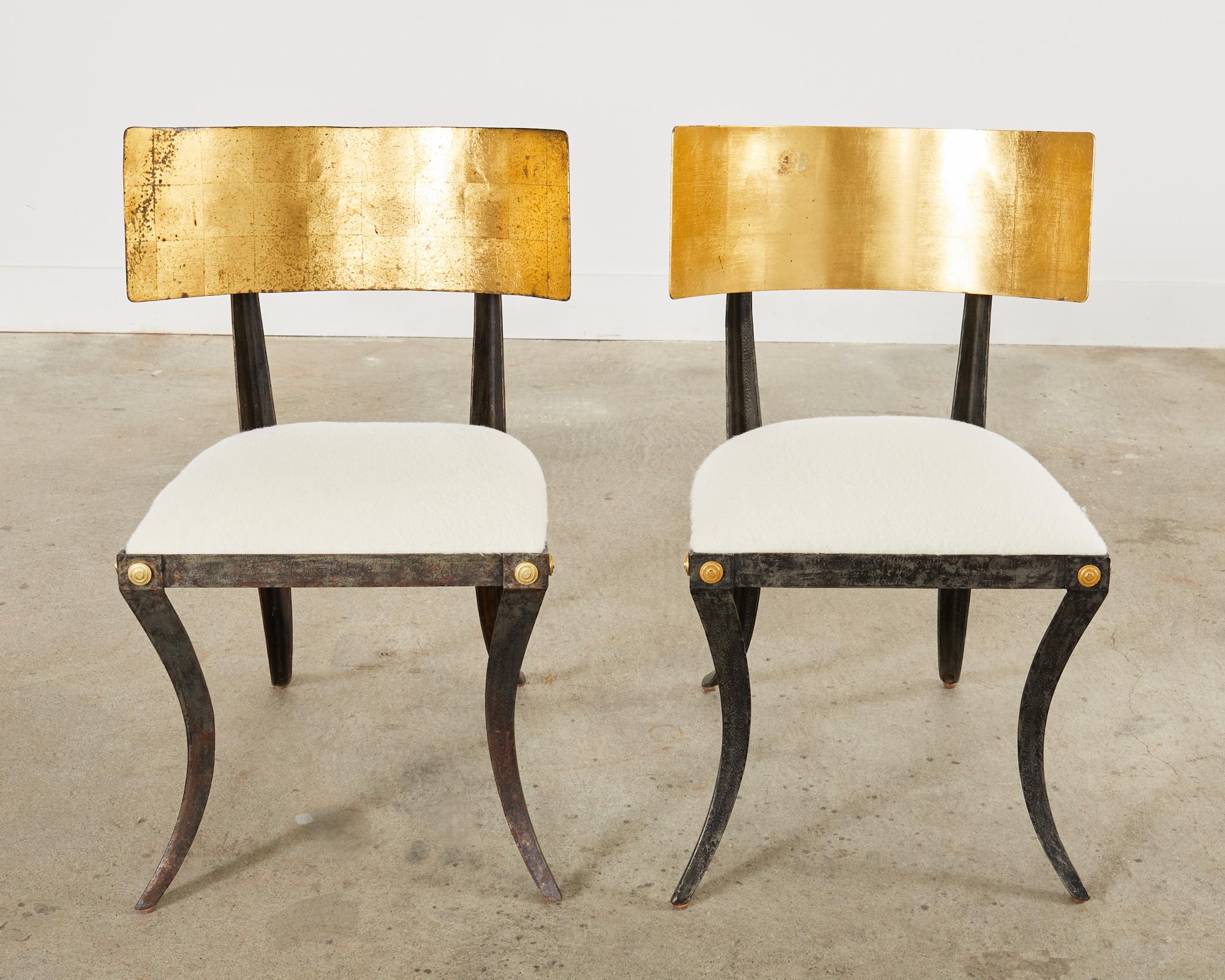 Satz von vier vergoldeten Klismos-Stühlen aus Eisen von Ched Berenguer-Topacio (20. Jahrhundert)