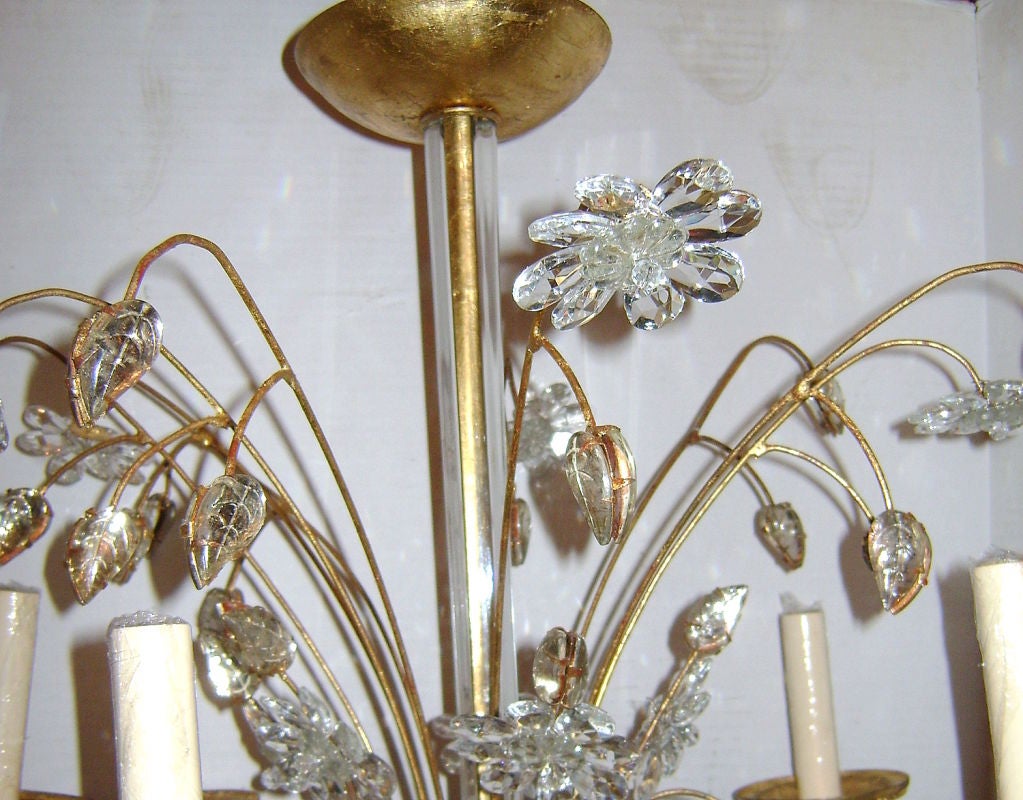 Milieu du XXe siècle Ensemble de quatre lustres en métal doré et verre moulé, vendus individuellement en vente