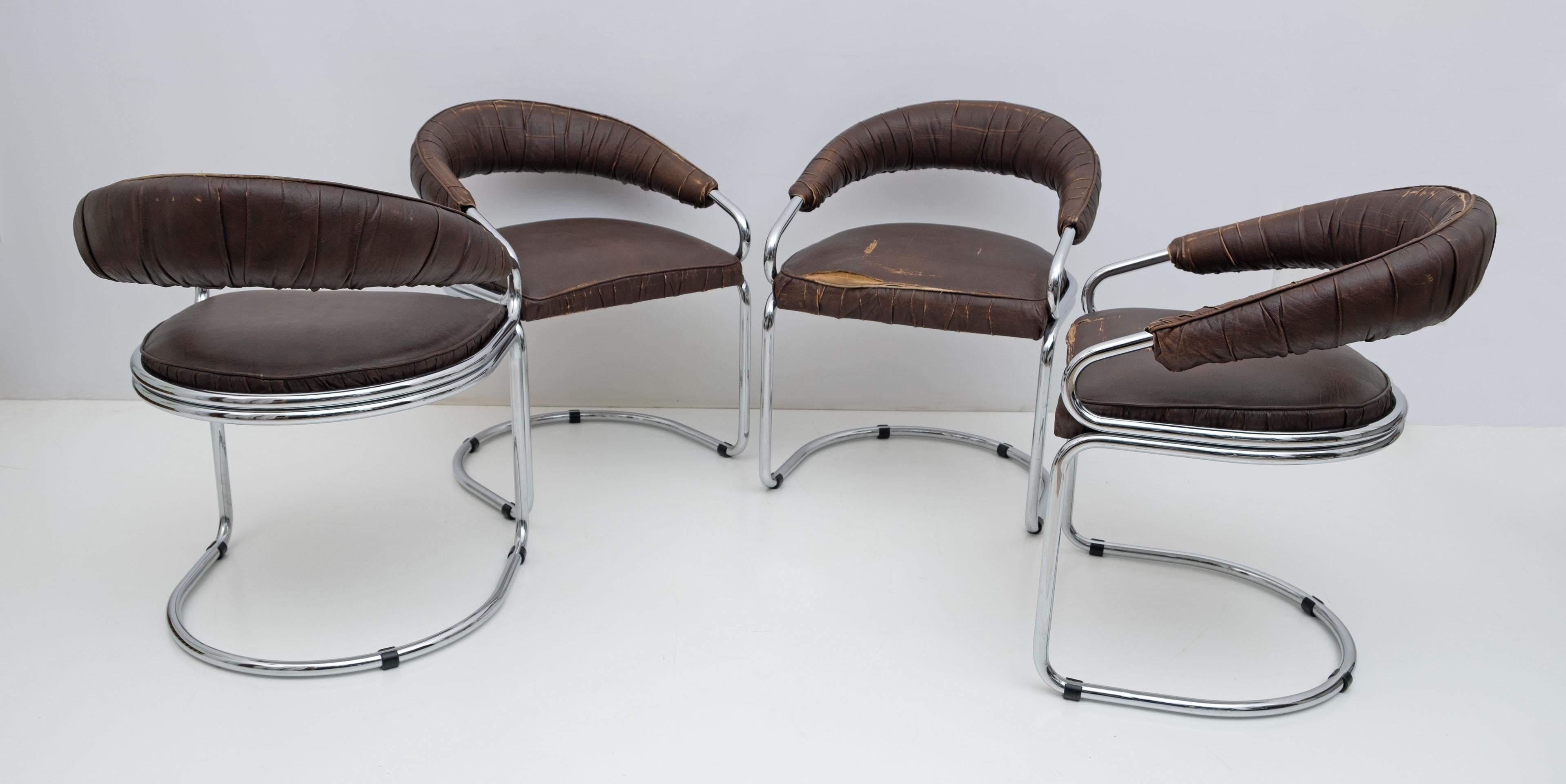 Set of 4 curved chairs in eco-leather with chromed tubular structure. These chairs, as shown in the photos, need a new upholstery, while the structure is in excellent condition and the chrome plating too; considering they are almost 50 years old.
