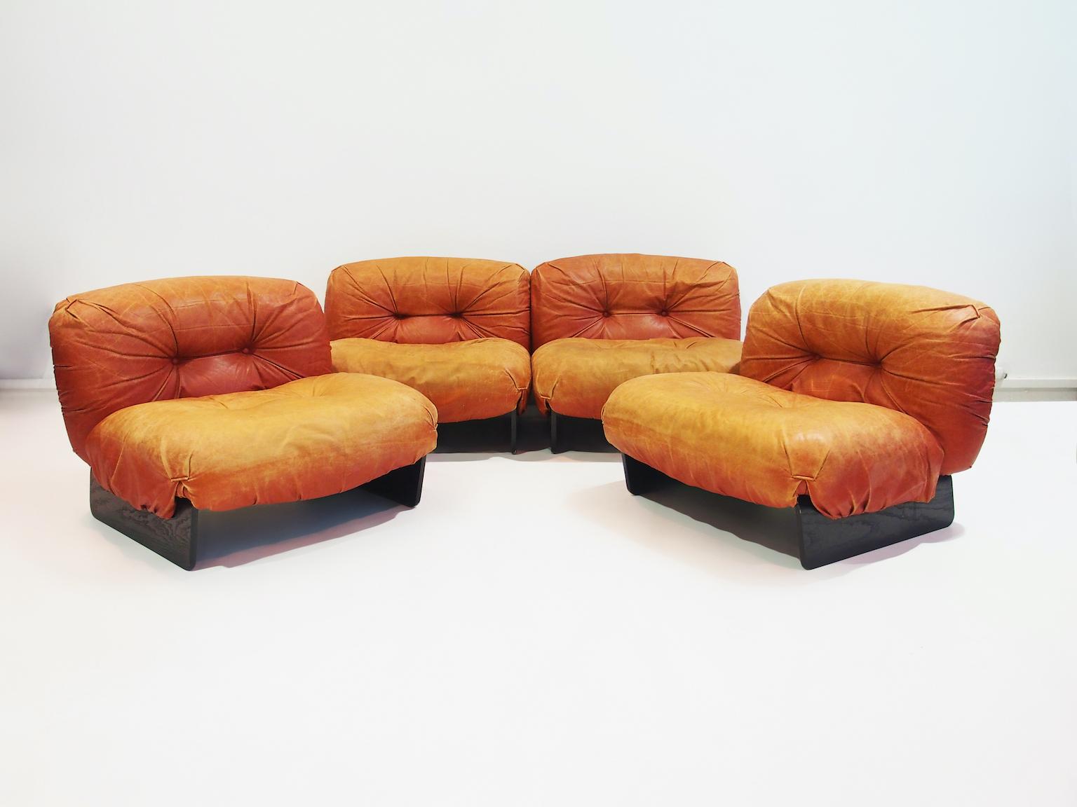 italien Ensemble de quatre chaises longues modulaires Giuseppe Munari tapissées de cuir cognac en vente