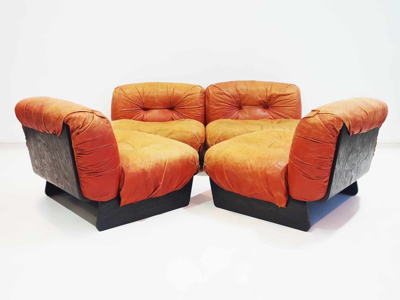 20ième siècle Ensemble de quatre chaises longues modulaires Giuseppe Munari tapissées de cuir cognac en vente