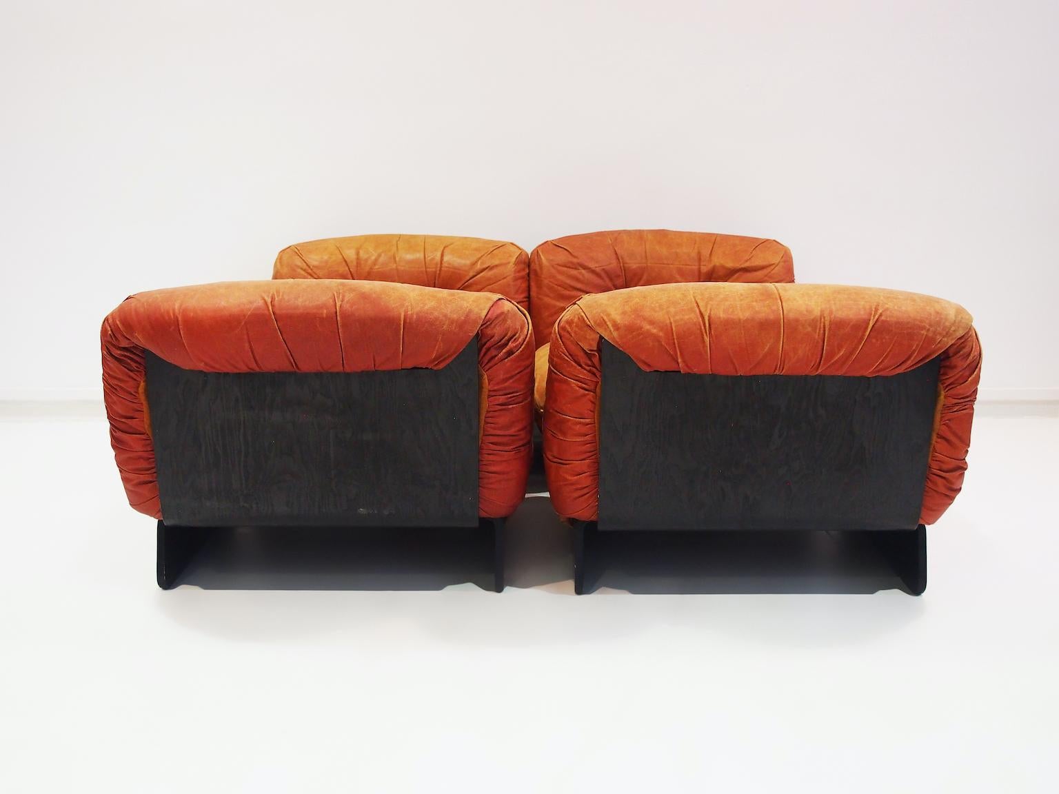 Cuir Ensemble de quatre chaises longues modulaires Giuseppe Munari tapissées de cuir cognac en vente