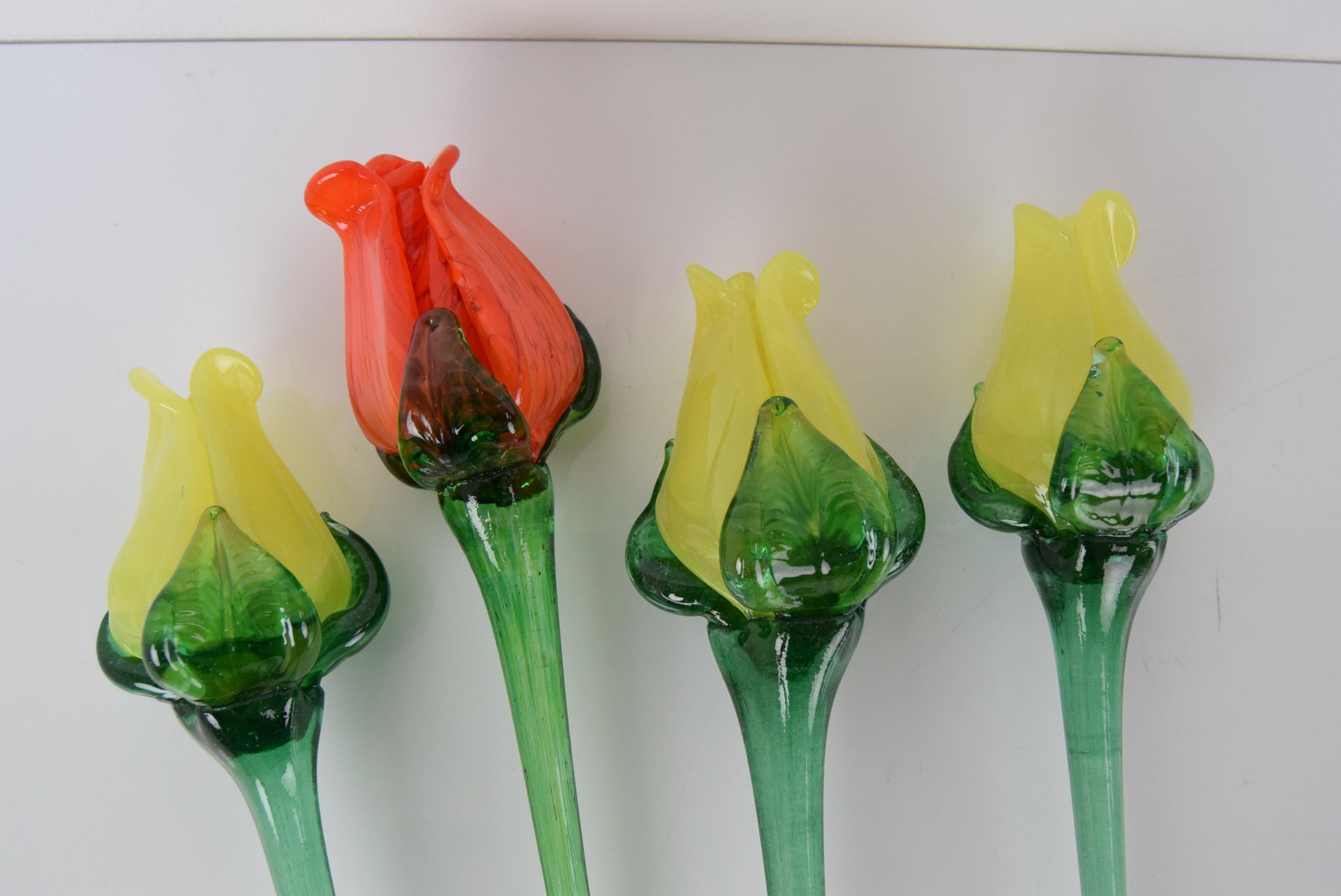 Tchèque Ensemble de quatre fleurs/roses en verre, verrerie, né en novembre 1950. en vente