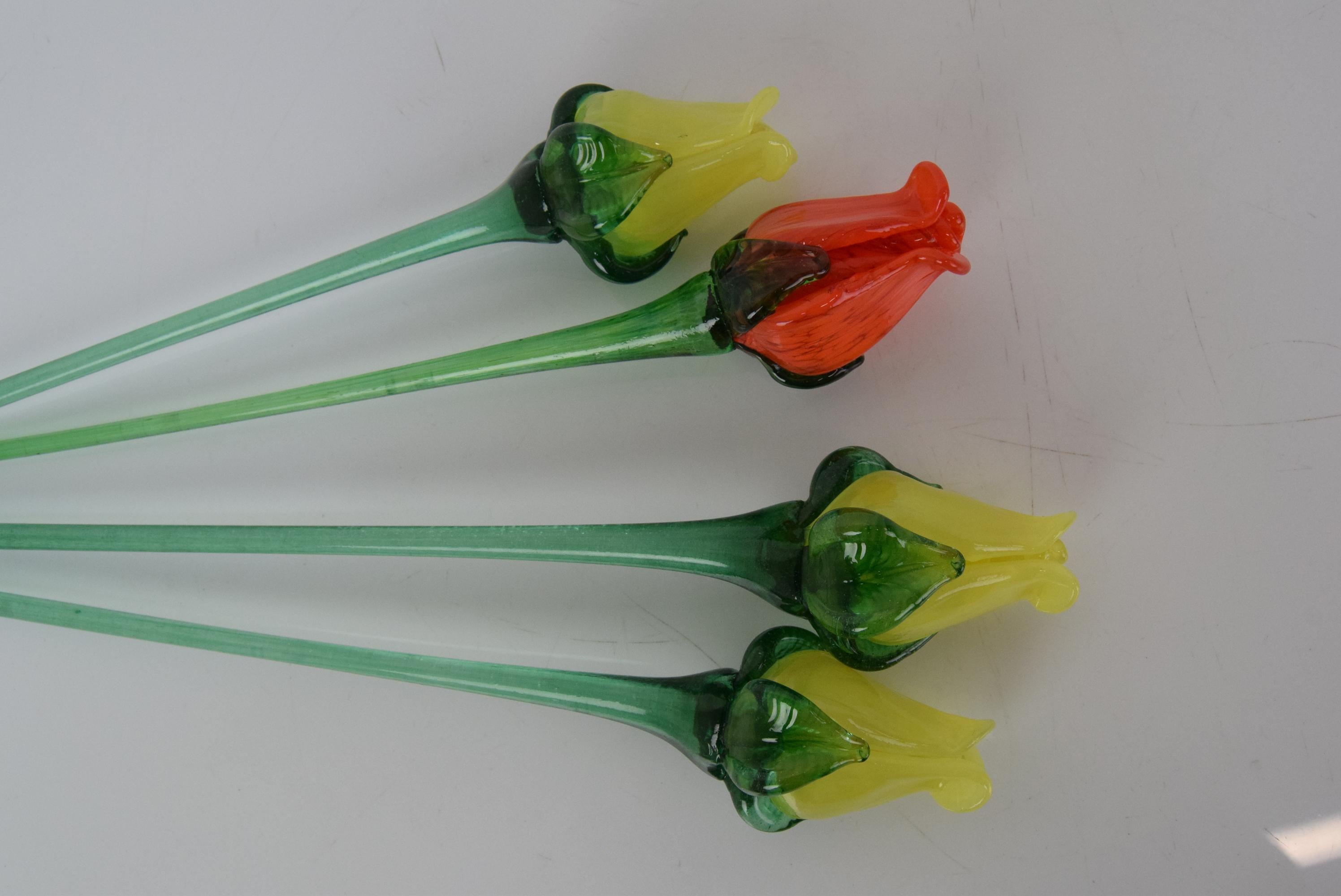 Ensemble de quatre fleurs/roses en verre, verrerie, né en novembre 1950. Bon état - En vente à Praha, CZ