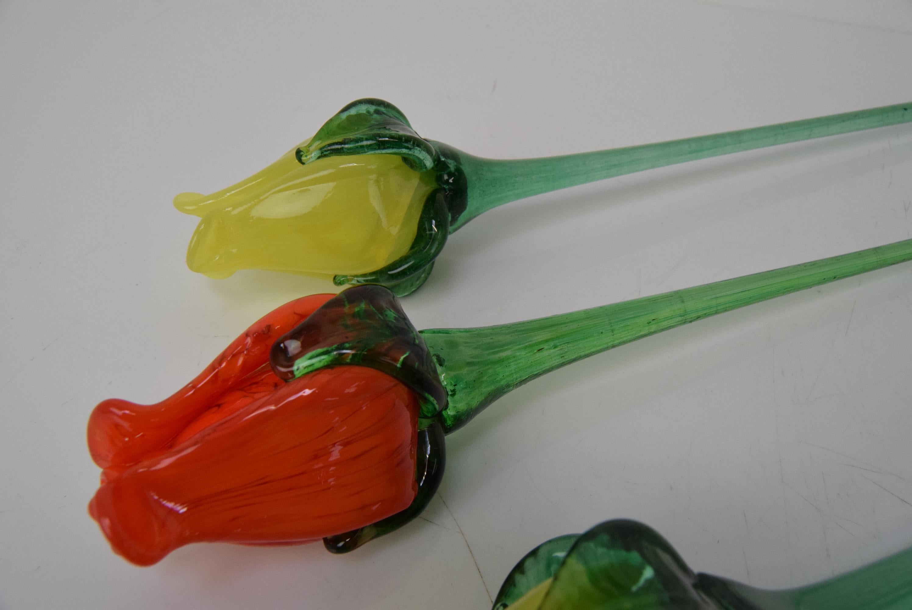 Ensemble de quatre fleurs/roses en verre, verrerie, né en novembre 1950. en vente 2