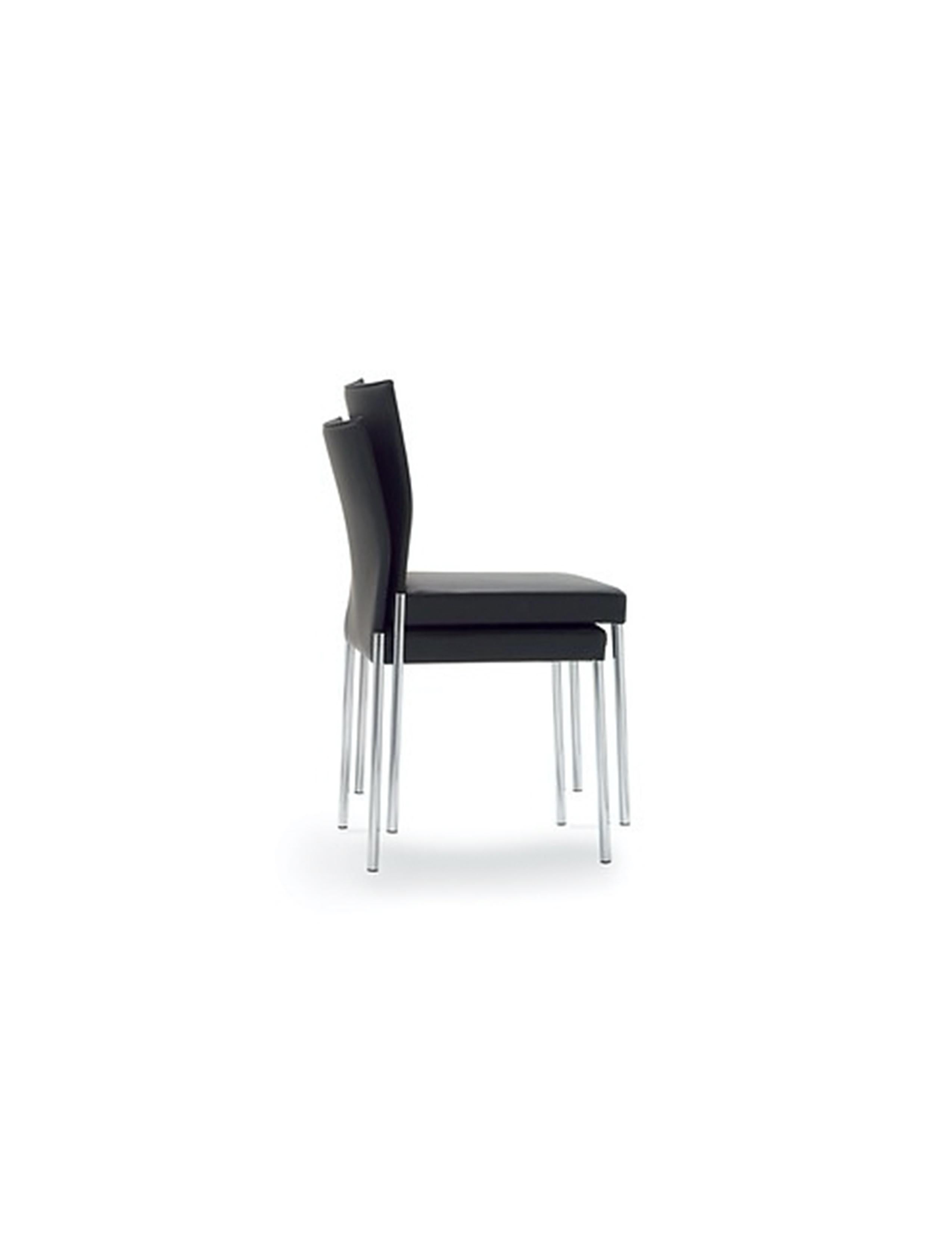 Konventionelle Stühle, der Glooh vermittelt ein unverwechselbares Design. Kein Wunder, dass Glooh bereits mehrfach mit einem internationalen Preis ausgezeichnet wurde.
Hocker mit rundem Stahlrohrgestell. Sitzschale aus geformtem, laminiertem
