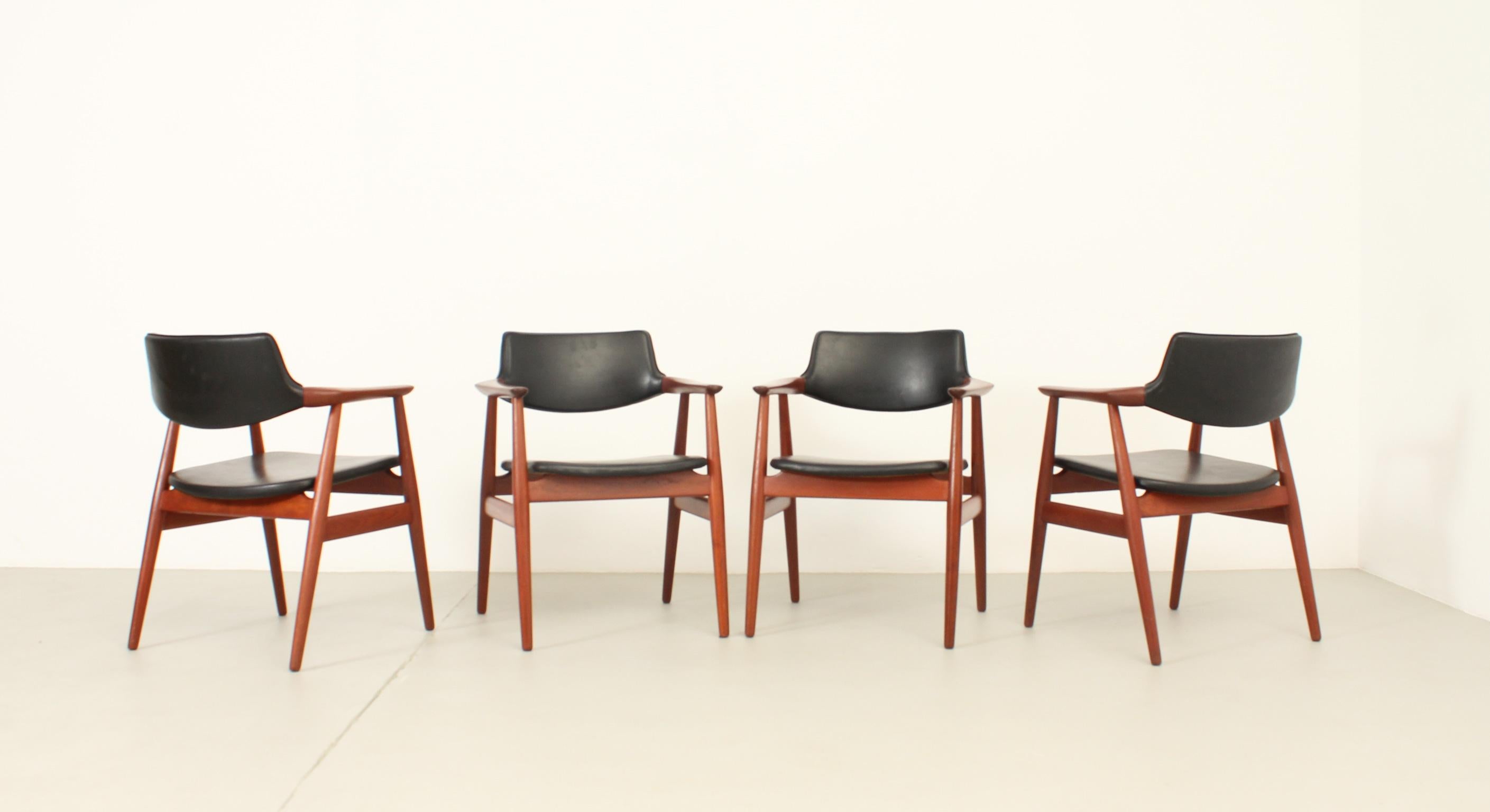 Ensemble de quatre chaises GM11 conçues par Svend  Åge Eriksen pour Glostrup, Danemark, années 1960. Cadre en teck massif et revêtement d'origine en vinyle noir. 