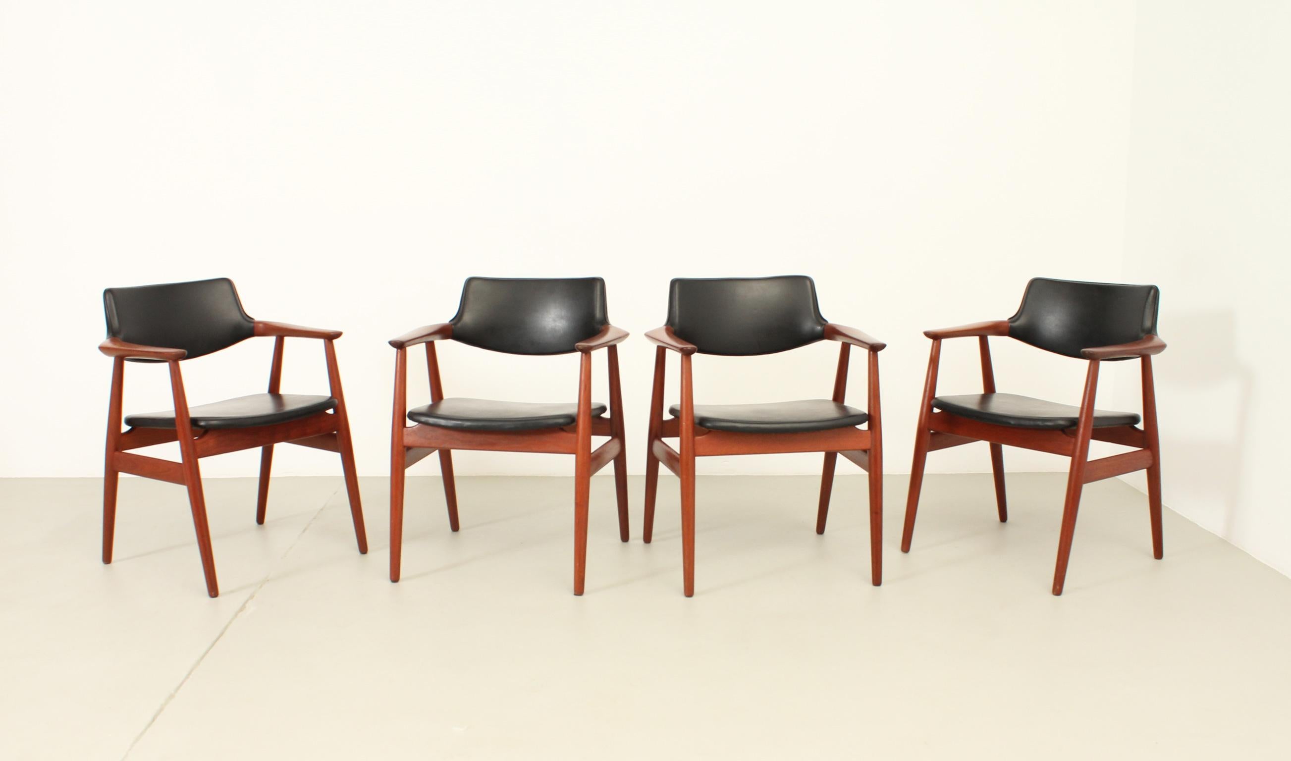 Scandinave moderne Ensemble de quatre chaises GM11 de Svend Åge Eriksen pour Glostrup, Danemark en vente