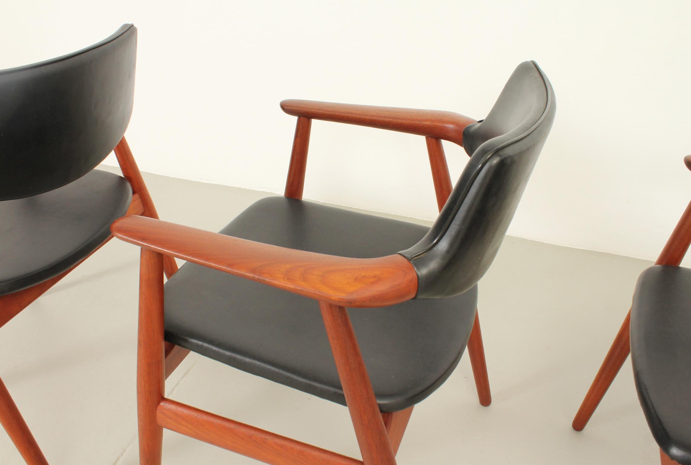 Milieu du XXe siècle Ensemble de quatre chaises GM11 de Svend Åge Eriksen pour Glostrup, Danemark en vente