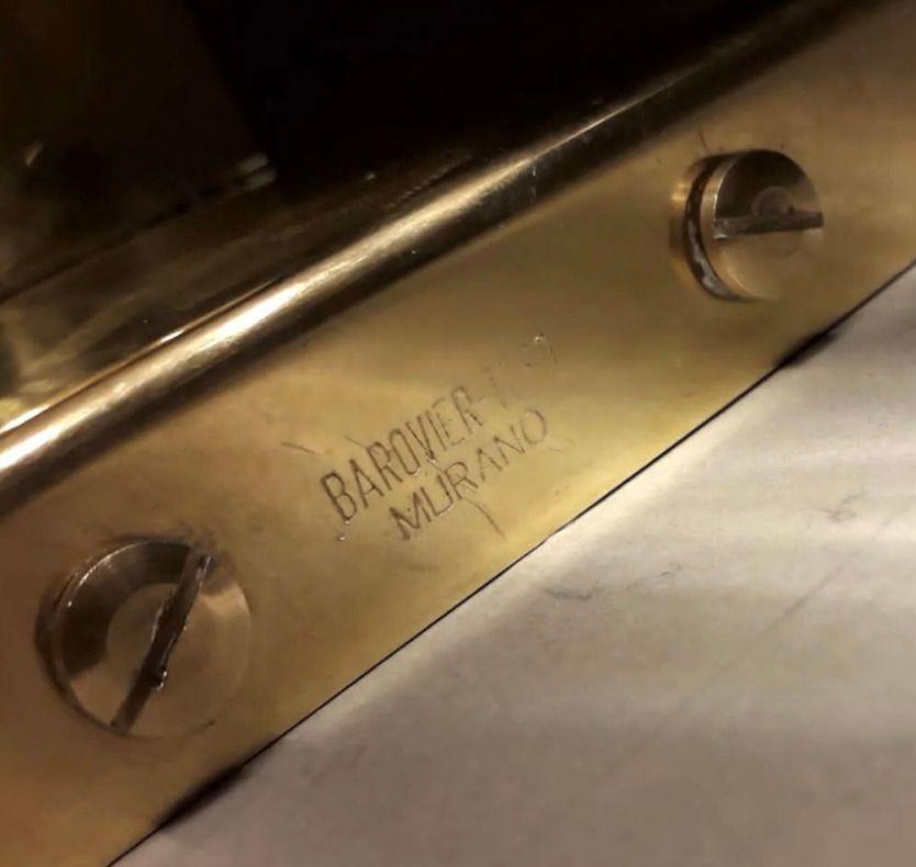 Conjunto de cuatro apliques/plafones italianos vintage de Barovier e Toso, fabricados con copas de cristal de Murano impregnadas de motas doradas. Cada pantalla de cristal se sopla a mano mediante la técnica de la Bollicina, que crea delicadas