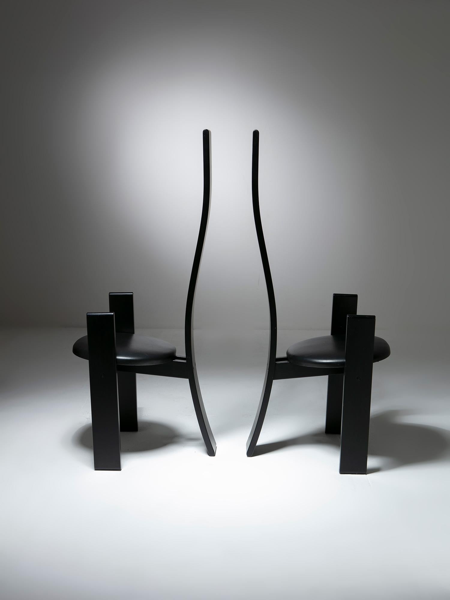 Paire de chaises SD51 Golem par Vico Magistretti pour Poggi.
Dossier long et sinueux, cadre laqué et revêtement en cuir.
Une troisième pièce unique disponible