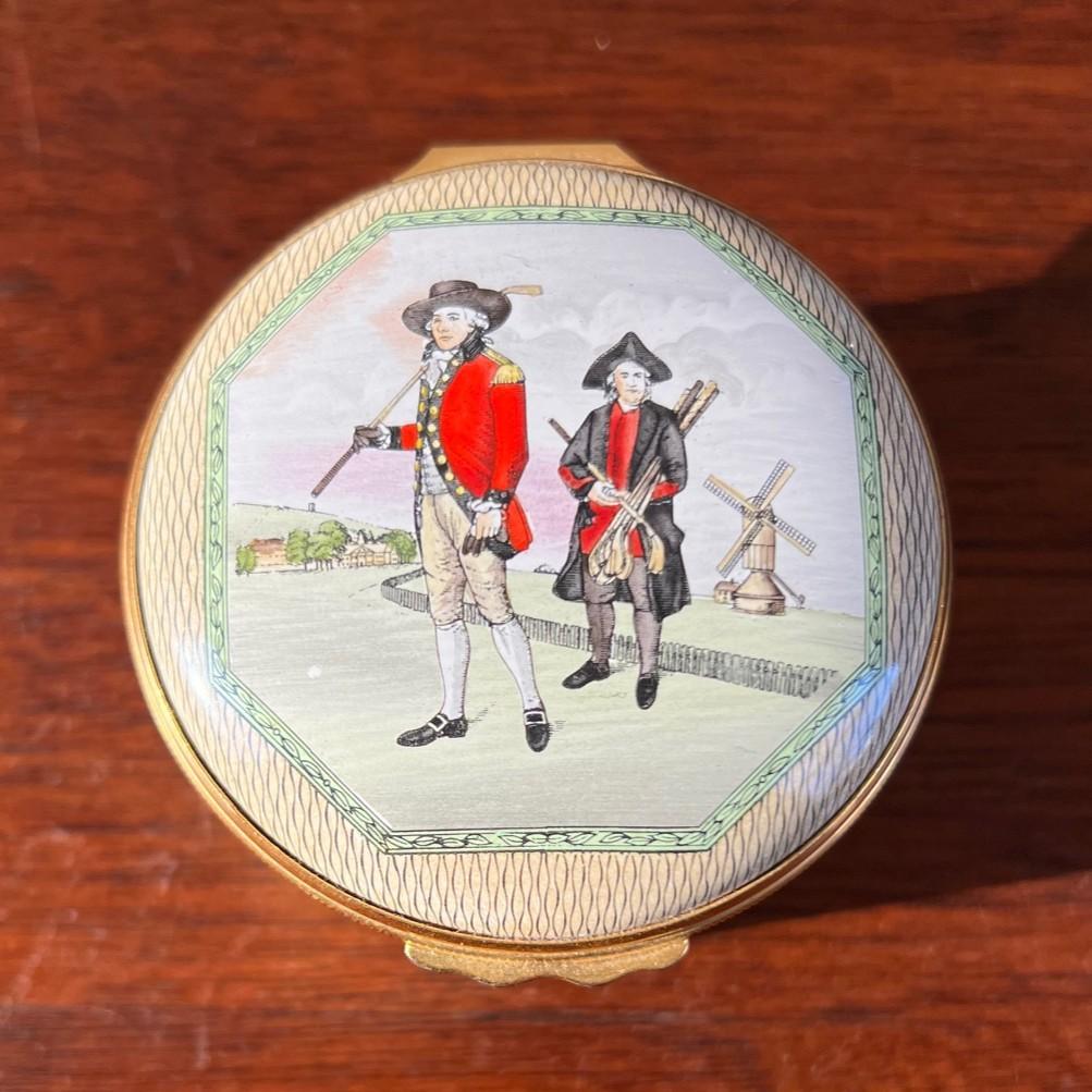 Juego de cuatro cajas de esmalte con tema de golf - Halcyon Days & Limoges Coleccionables

Este encantador conjunto de cuatro cajas de esmalte con temática de golf incluye tres piezas inglesas de Halcyon Days y una caja de Limoges, Francia, lo que
