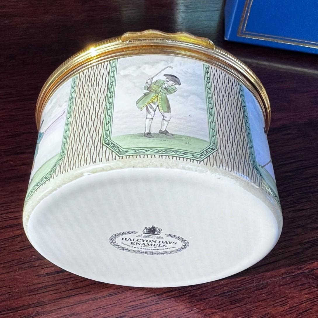Juego de cuatro cajas de esmalte con tema de golf - Halcyon Days & Limoges Coleccionables Pintado a mano en venta