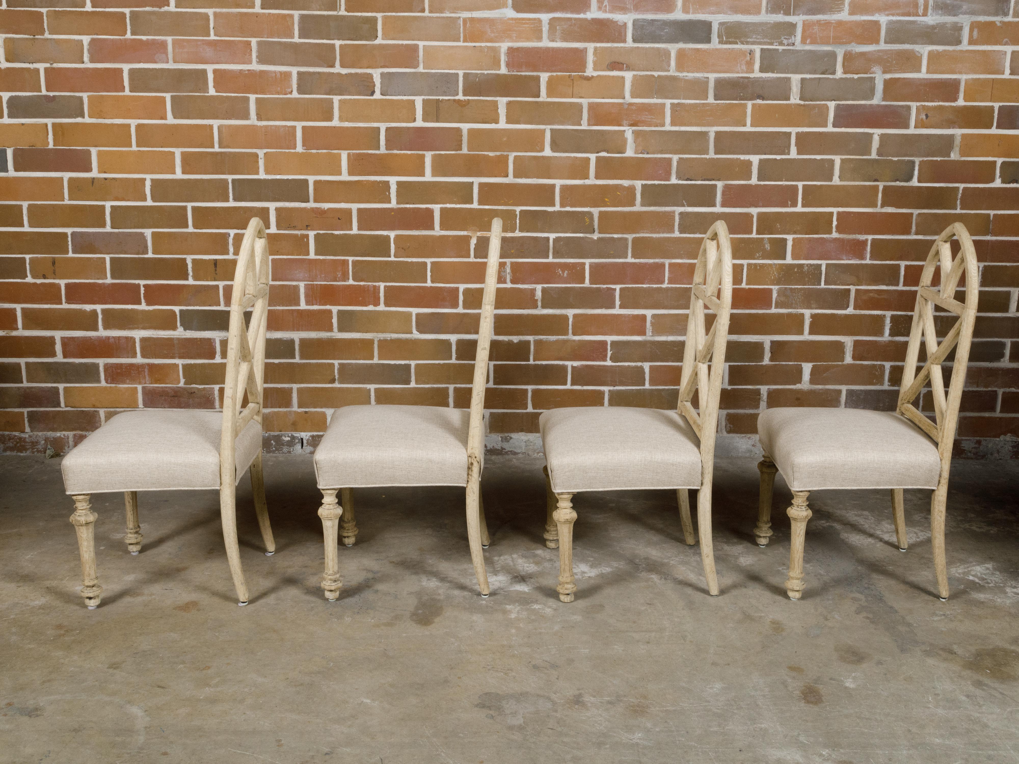 Ensemble de quatre chaises de salle à manger anglaises en chêne blanchi de style néo-gothique avec dossiers arqués en vente 4