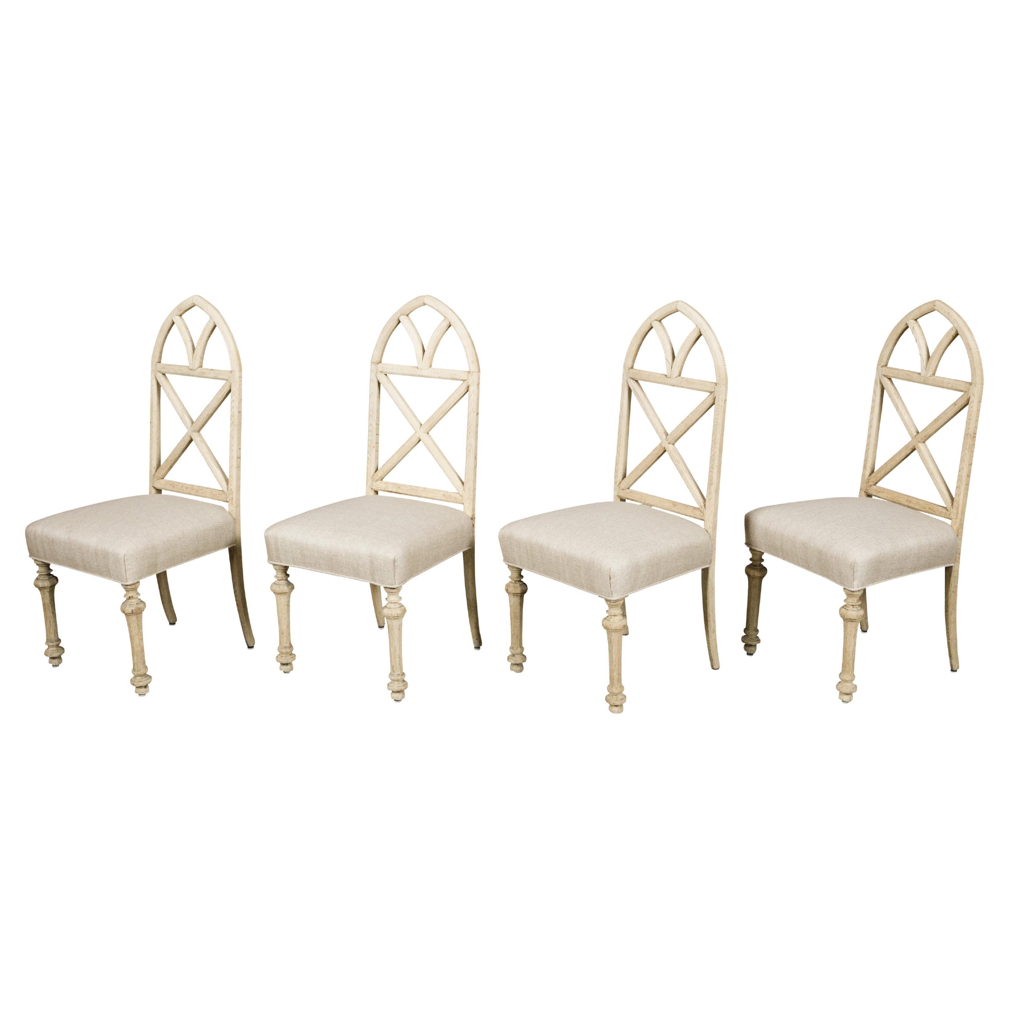 Ensemble de quatre chaises de salle à manger anglaises en chêne blanchi de style néo-gothique avec dossiers arqués en vente