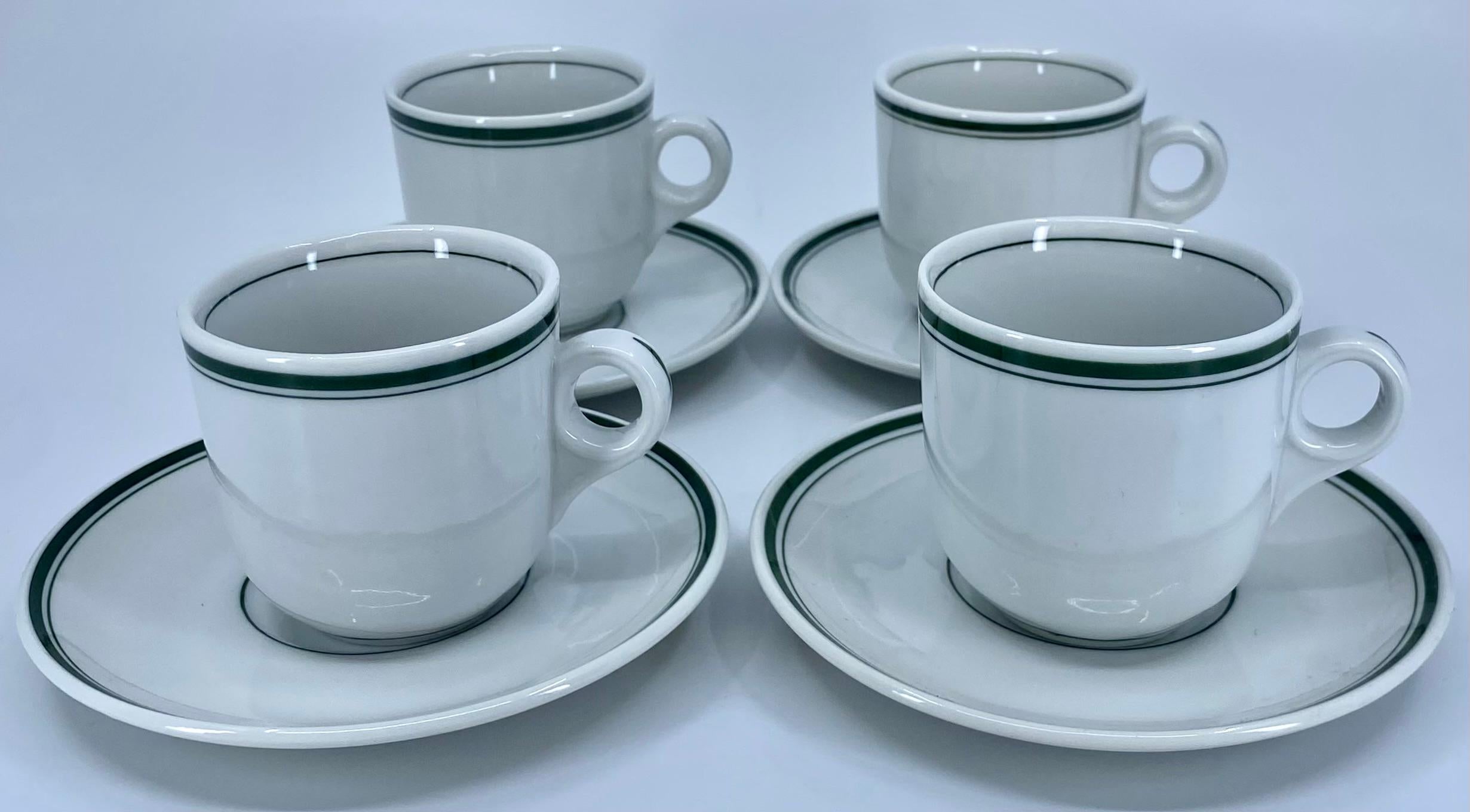 Ensemble de quatre tasses à espresso et soucoupes blanches à bandes vertes. Ensemble de quatre tasses et soucoupes à espresso Continental blanc vintage avec une double bande verte élégante. Marques sous glaçure pour Heinrich & Co Selb Bavaria. Un