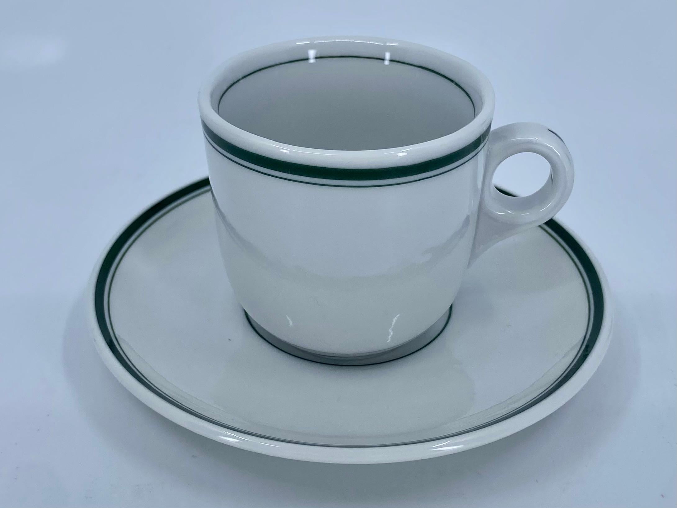 Ensemble de quatre tasses à espresso et soucoupes à bandes vertes et blanches Bon état - En vente à New York, NY