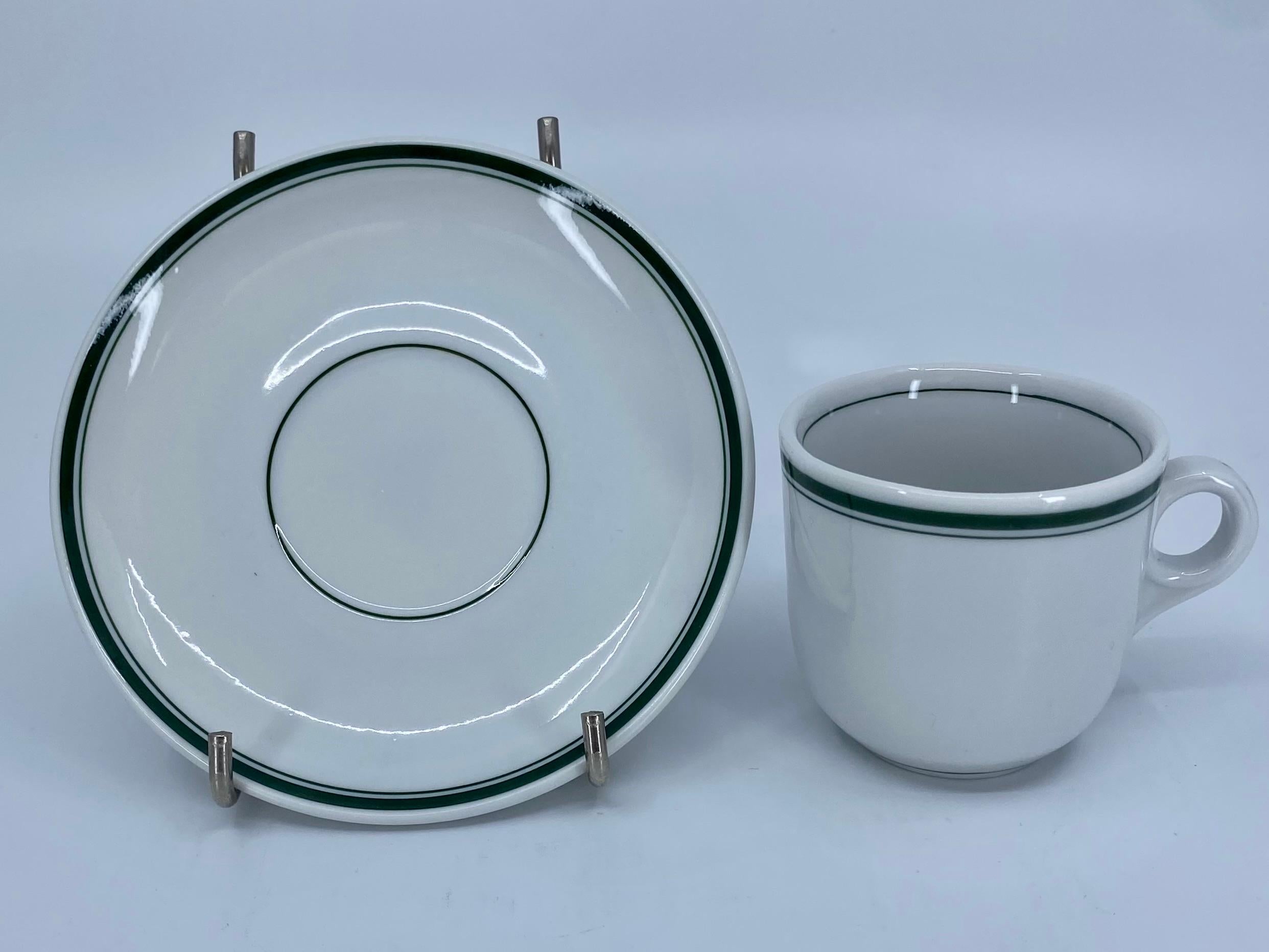 20ième siècle Ensemble de quatre tasses à espresso et soucoupes à bandes vertes et blanches en vente
