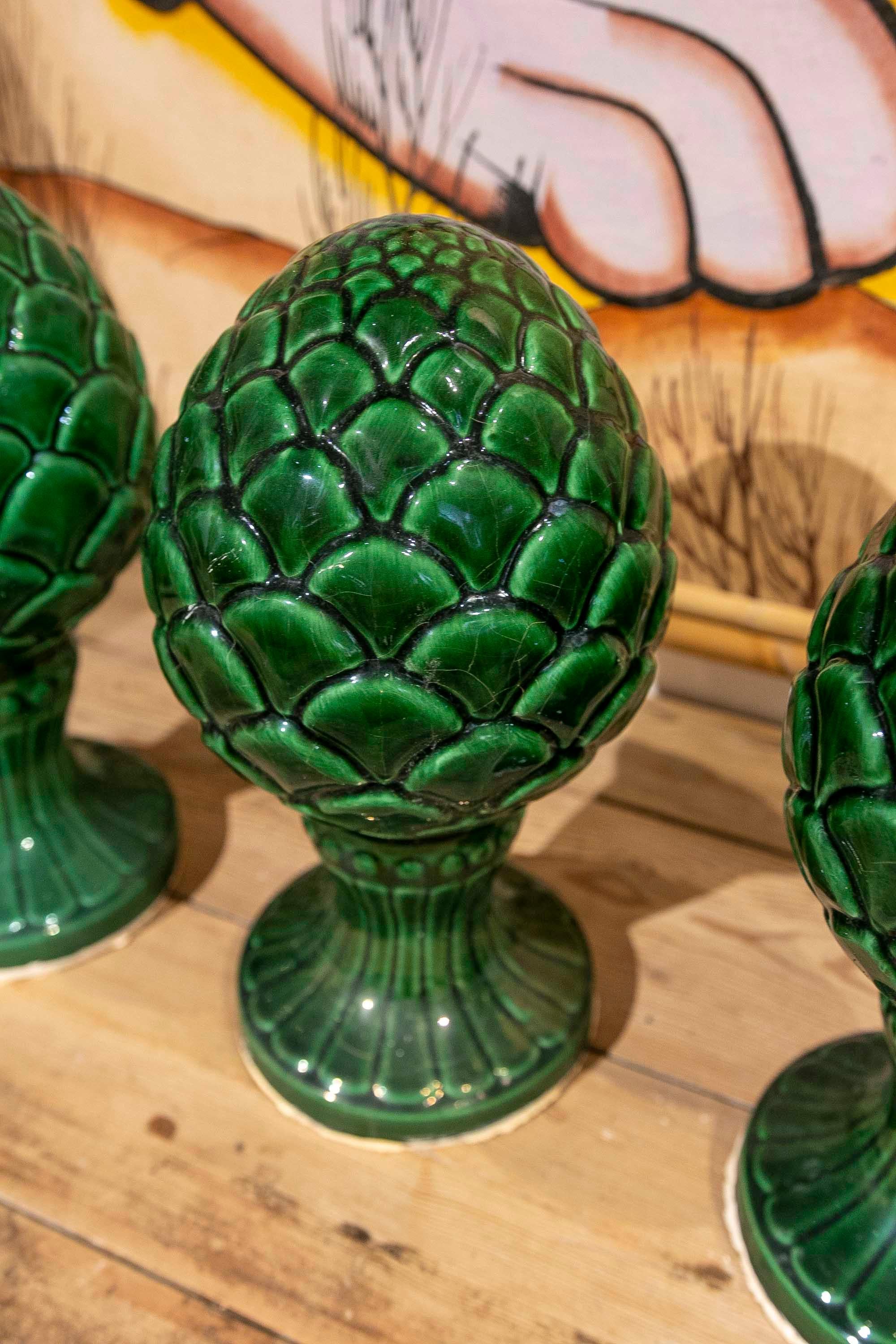 Ensemble de quatre épis de faîtage en céramique émaillée verte en forme d'ananas en vente 3