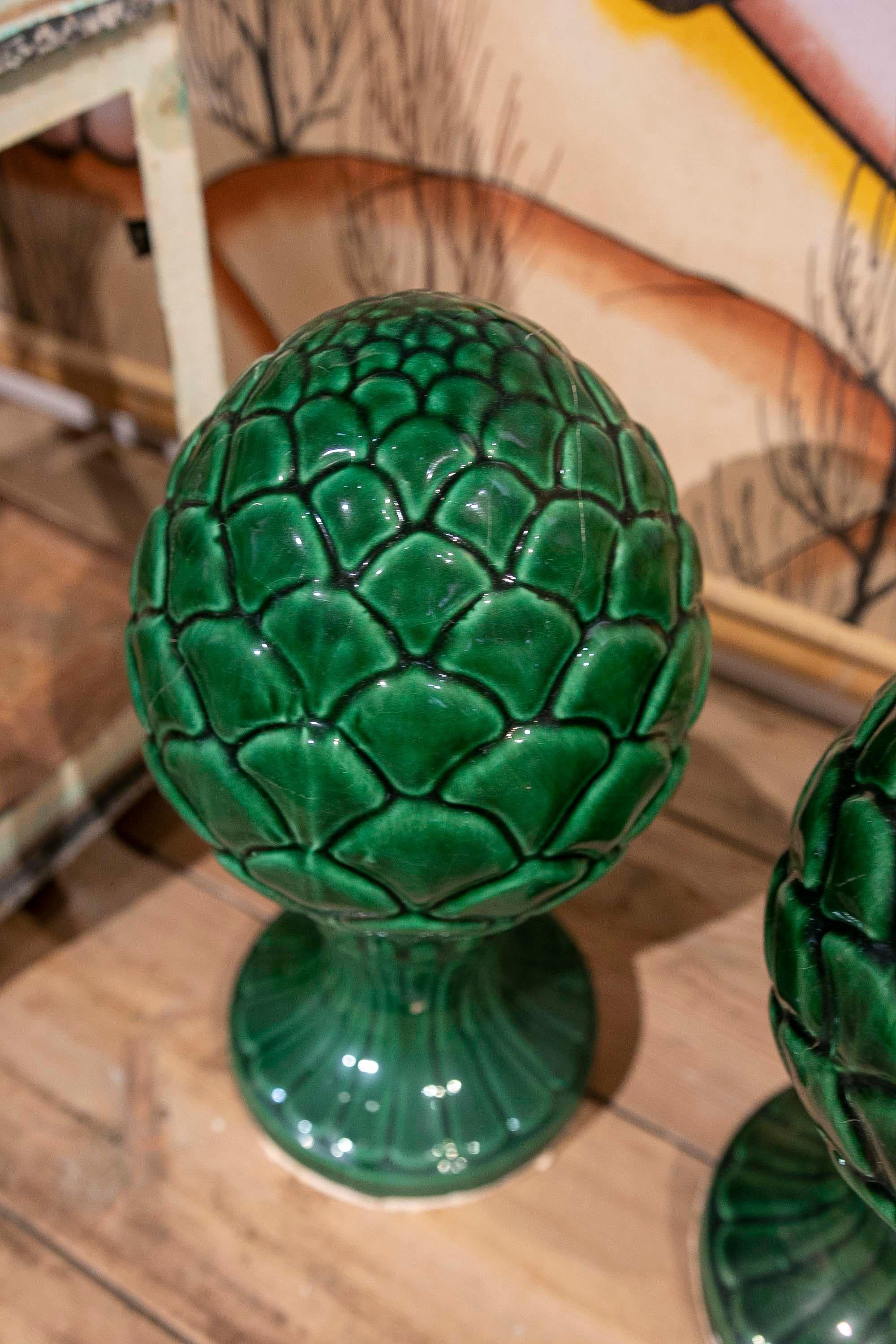 Ensemble de quatre épis de faîtage en céramique émaillée verte en forme d'ananas en vente 4