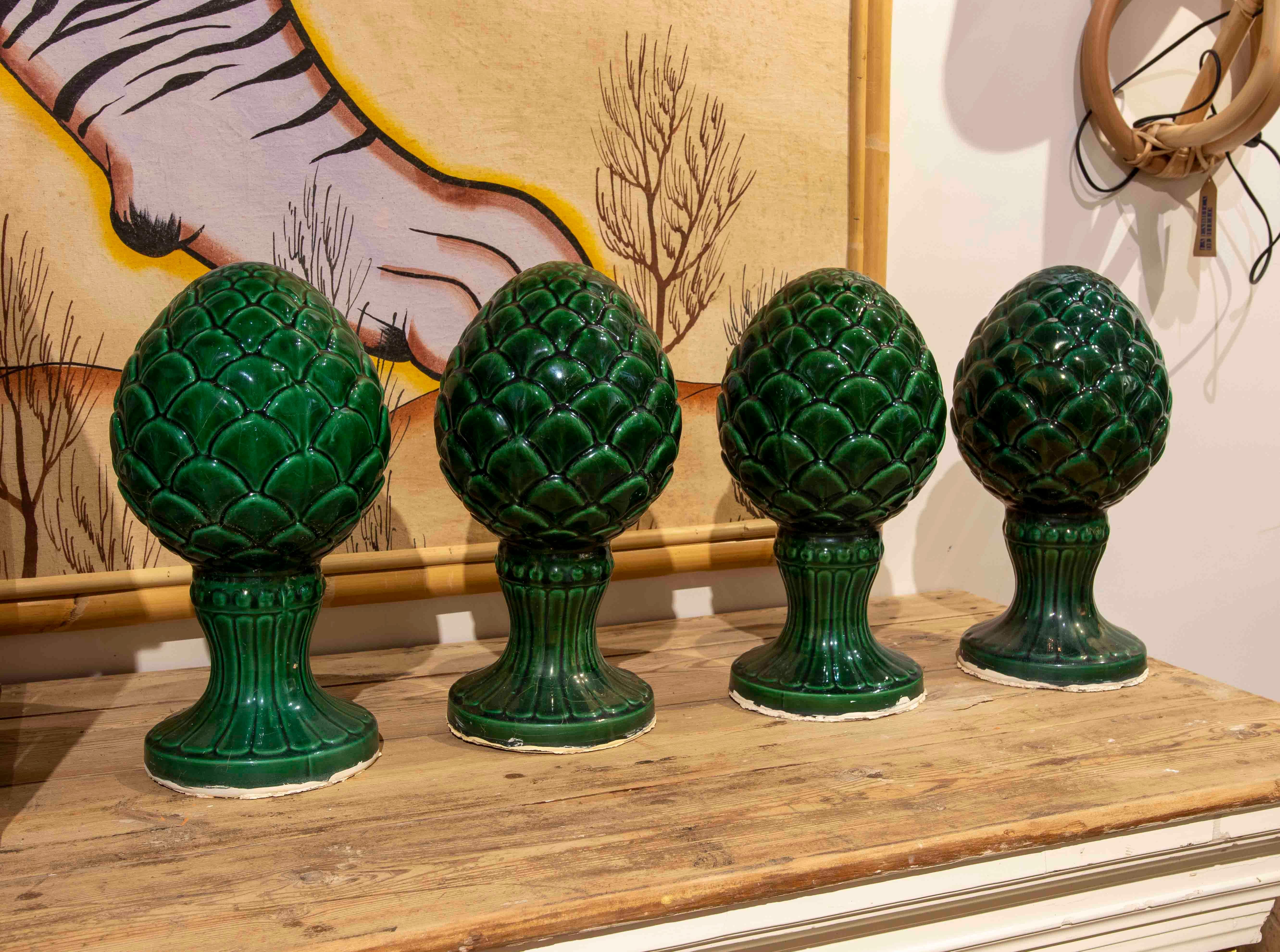 Ensemble de quatre épis de faîtage en céramique émaillée verte en forme d'ananas.