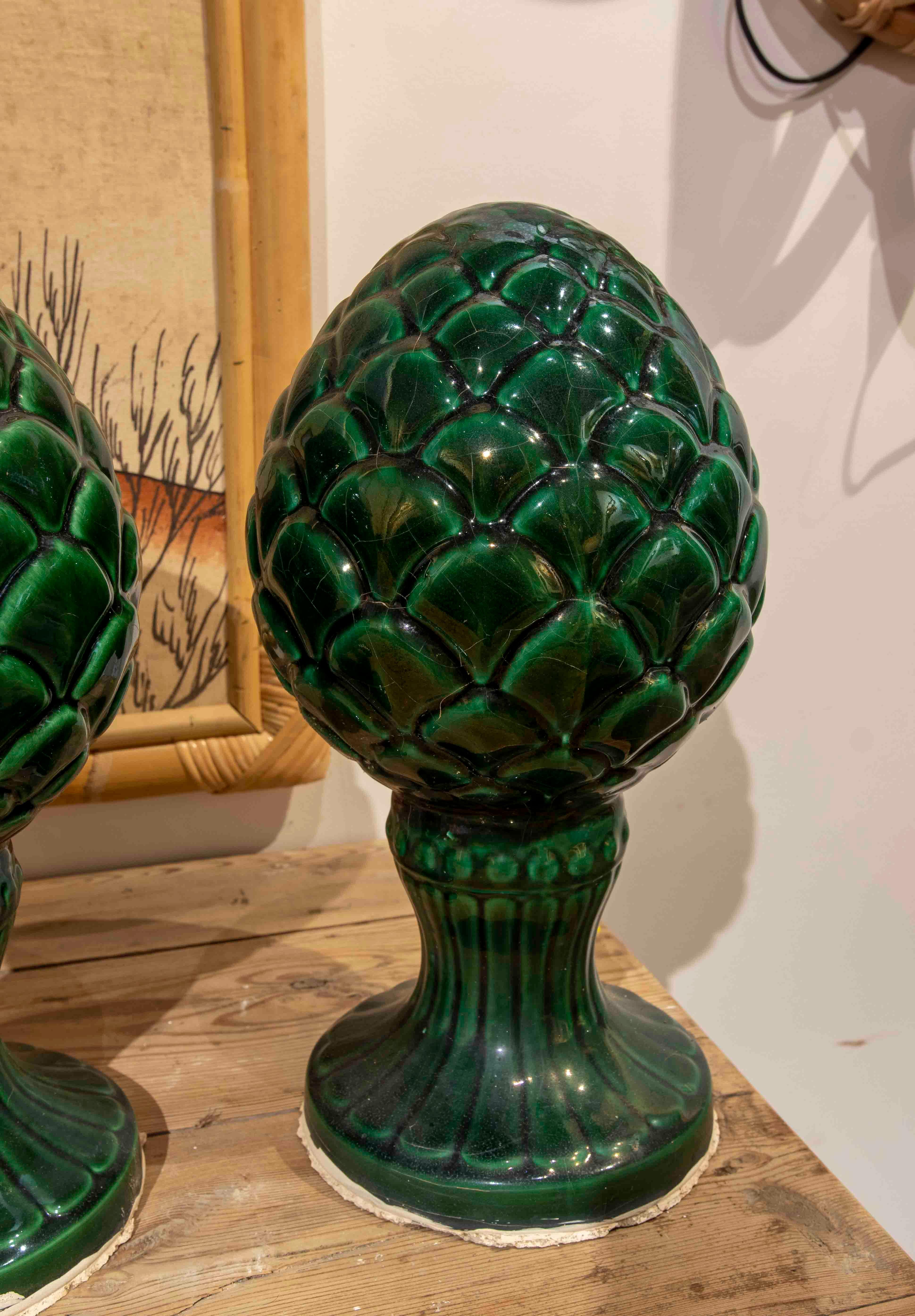 Vernissé Ensemble de quatre épis de faîtage en céramique émaillée verte en forme d'ananas en vente