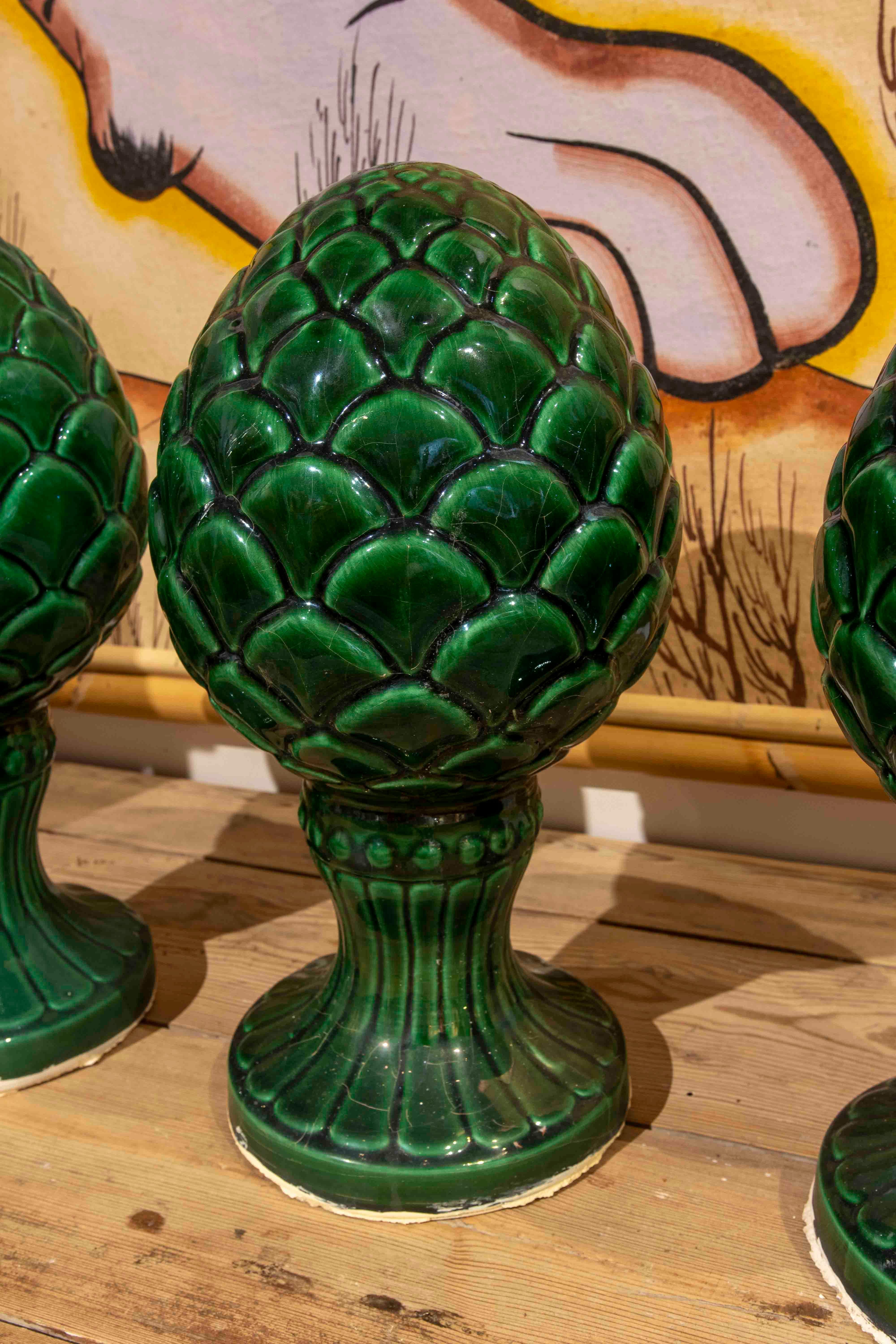 20ième siècle Ensemble de quatre épis de faîtage en céramique émaillée verte en forme d'ananas en vente