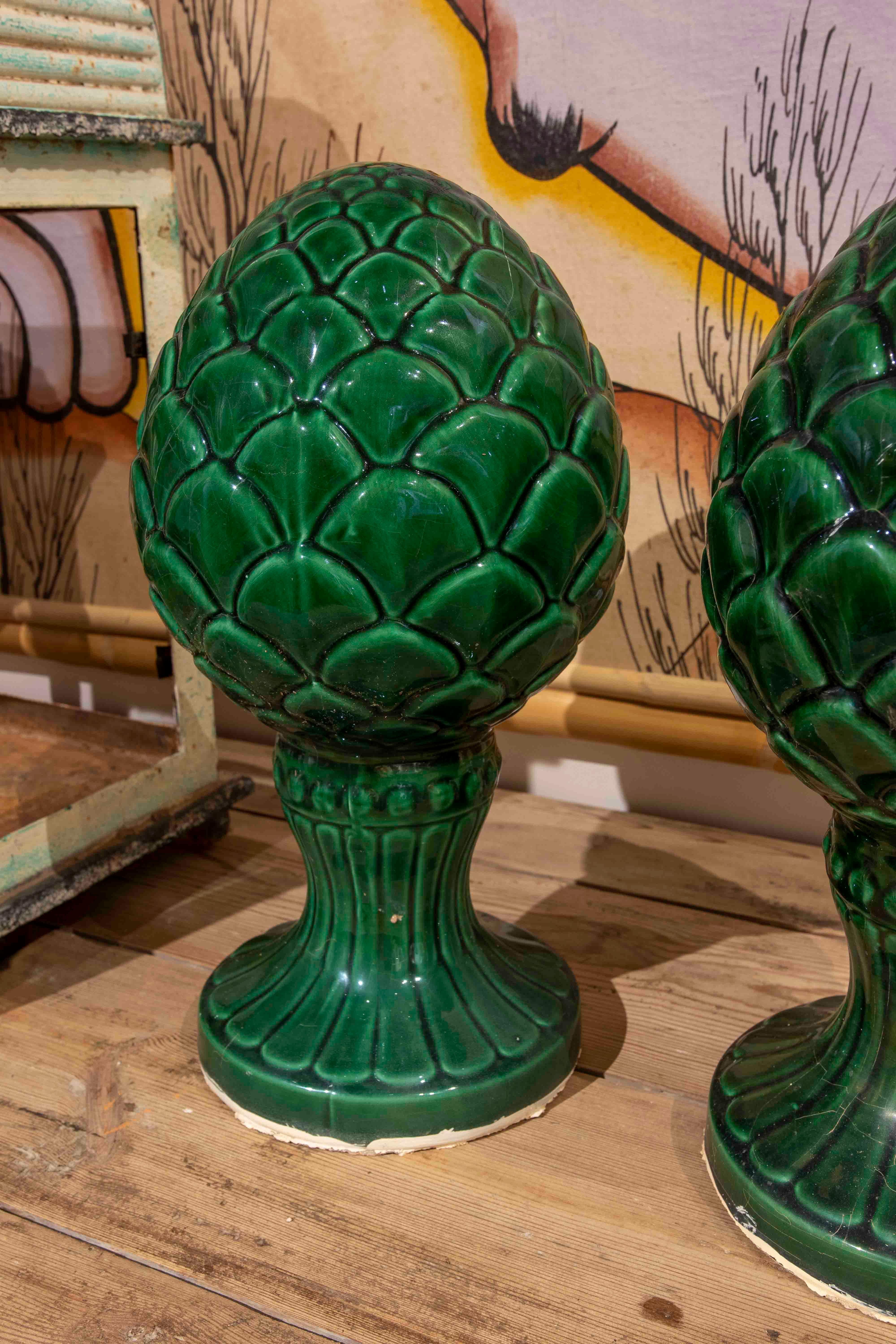 Céramique Ensemble de quatre épis de faîtage en céramique émaillée verte en forme d'ananas en vente