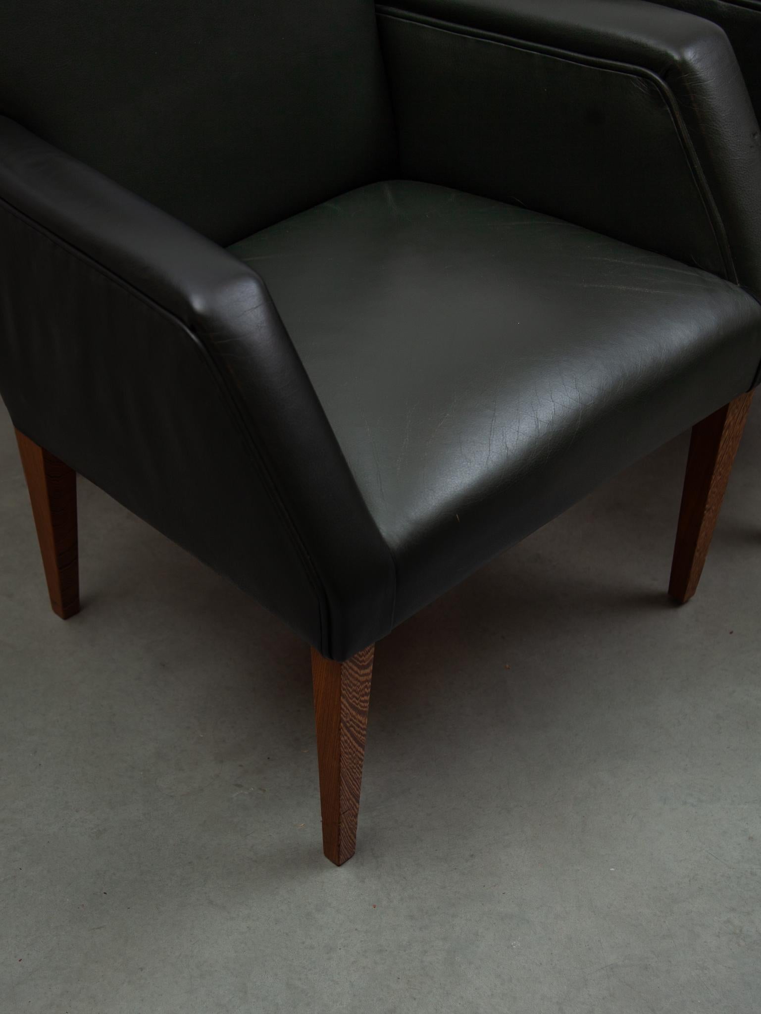 Ensemble de quatre chaises longues à accoudoir en cuir vert, Danemark en vente 5