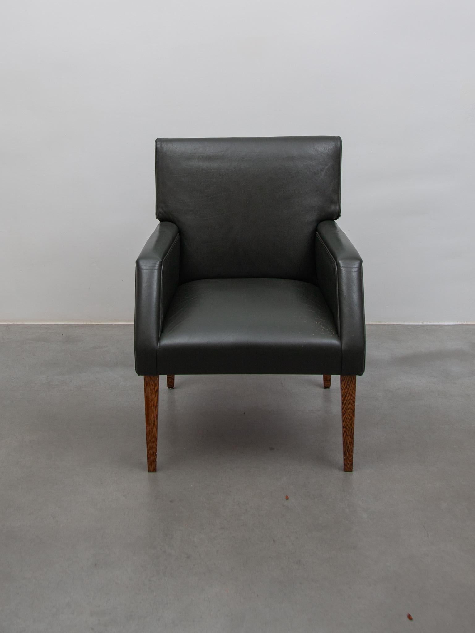 Scandinave moderne Ensemble de quatre chaises longues à accoudoir en cuir vert, Danemark en vente