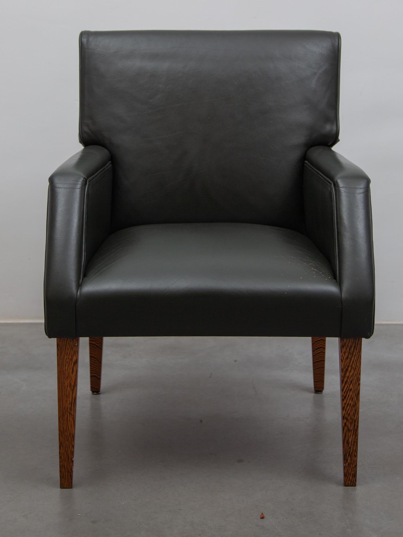 Danois Ensemble de quatre chaises longues à accoudoir en cuir vert, Danemark en vente