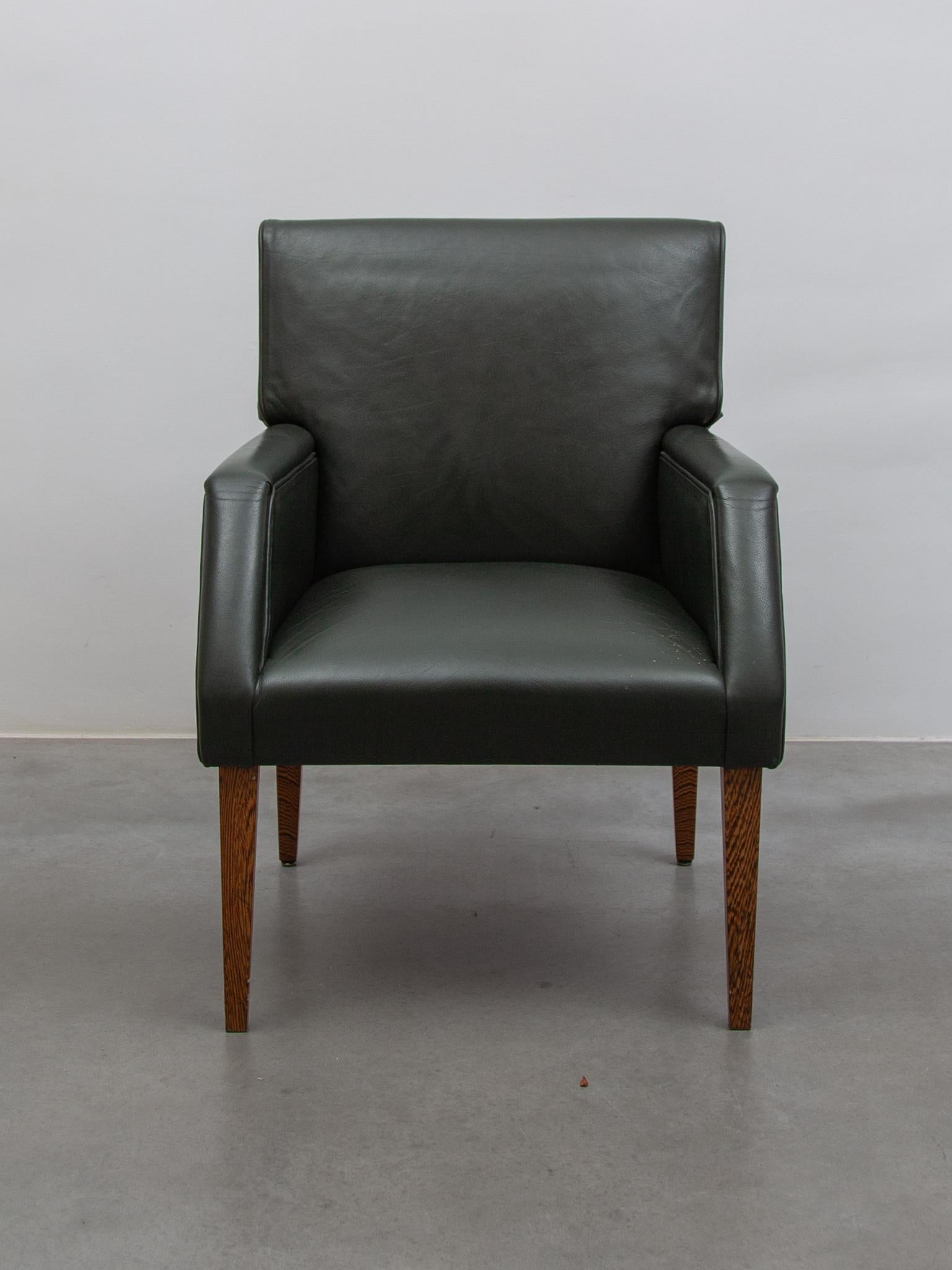 Fait main Ensemble de quatre chaises longues à accoudoir en cuir vert, Danemark en vente