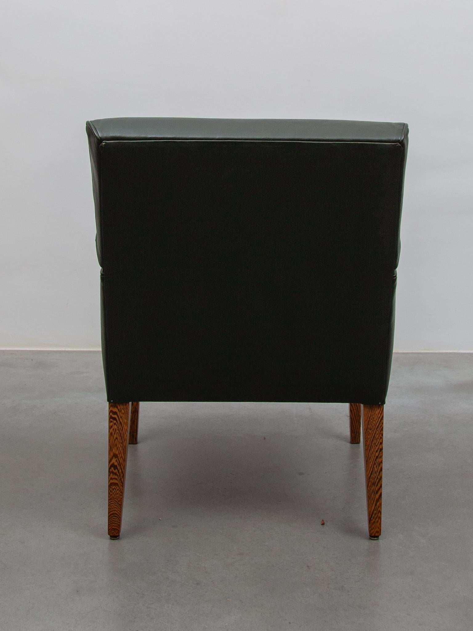 Ensemble de quatre chaises longues à accoudoir en cuir vert, Danemark en vente 1