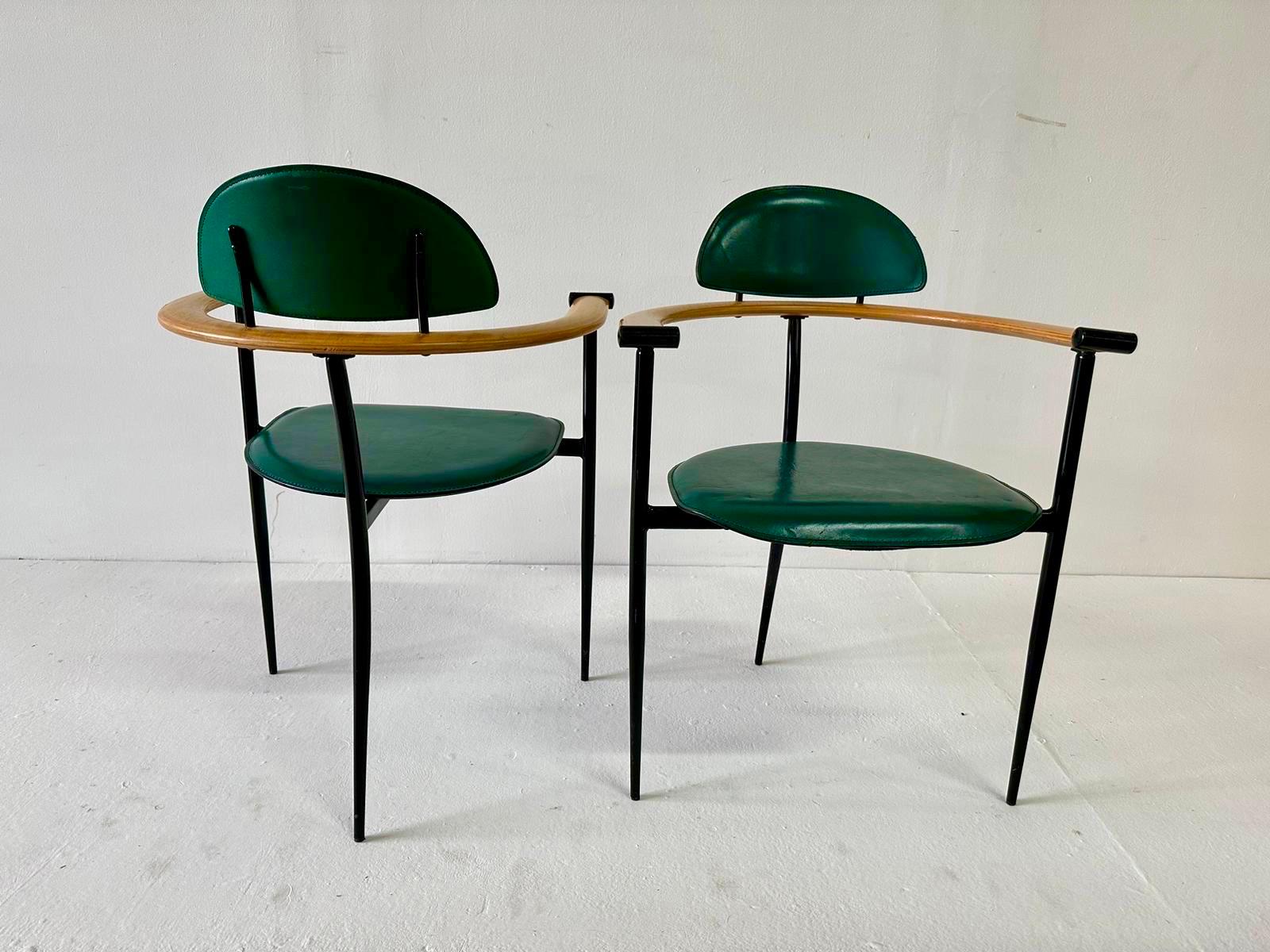 Peint Ensemble de quatre chaises Stiletto en cuir cousues vertes par Arrben ITALIE en vente