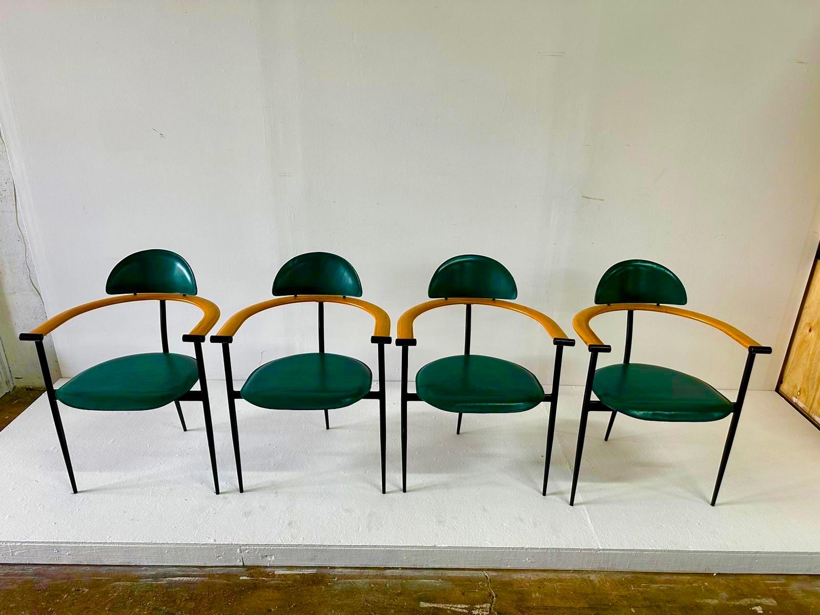 Ensemble de quatre chaises Stiletto en cuir cousues vertes par Arrben ITALIE Bon état - En vente à East Hampton, NY