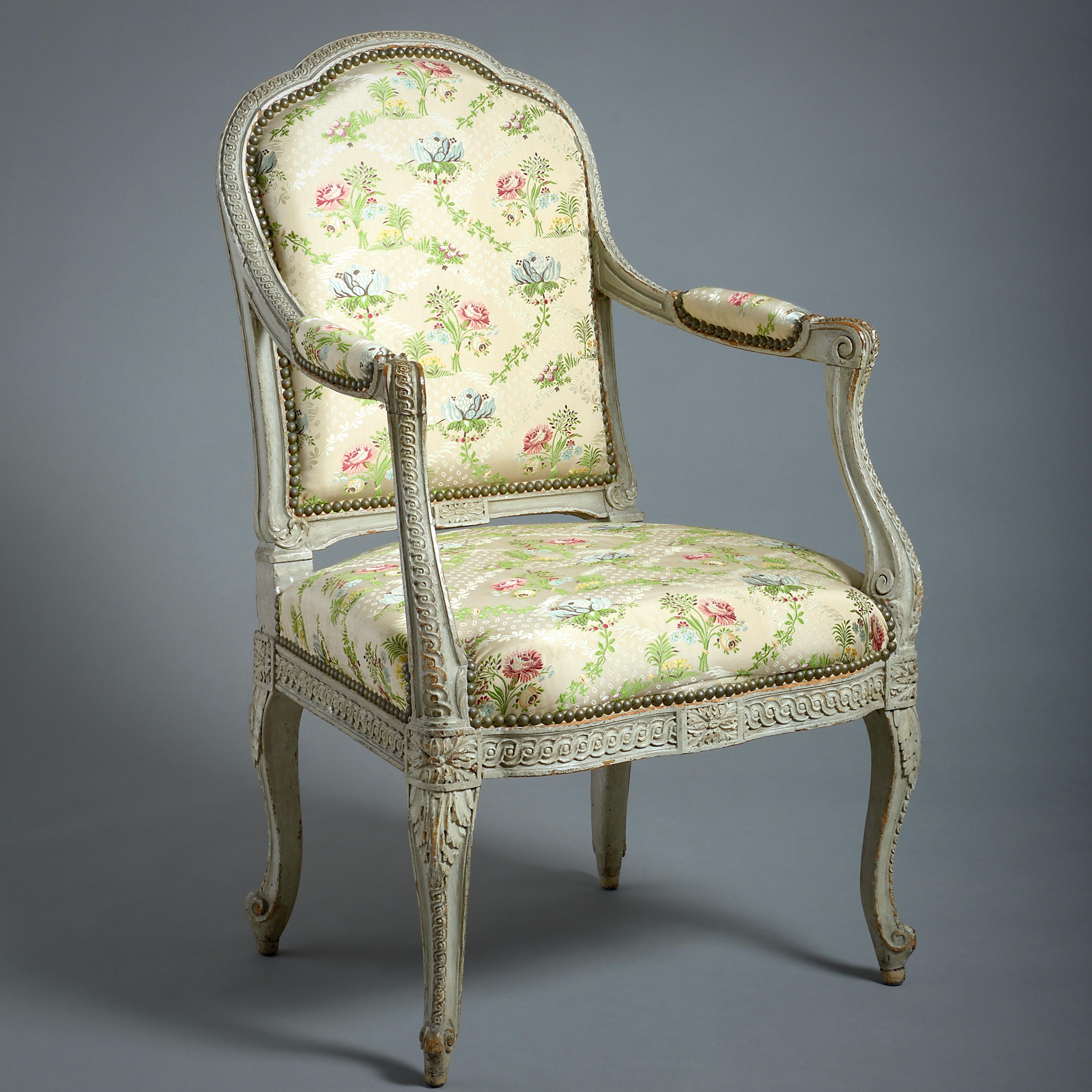 EIN FEINES SET VON VIER LOUIS XV / LOUIS XVI FAUTEUILS MIT GRAUER ÜBERGANGSMALEREI VON JEAN-BAPTISTE GOURDIN, UM 1770.

Jeweils gestempelt I GOURDIN. Jedes mit seiner ursprünglichen Dekoration.