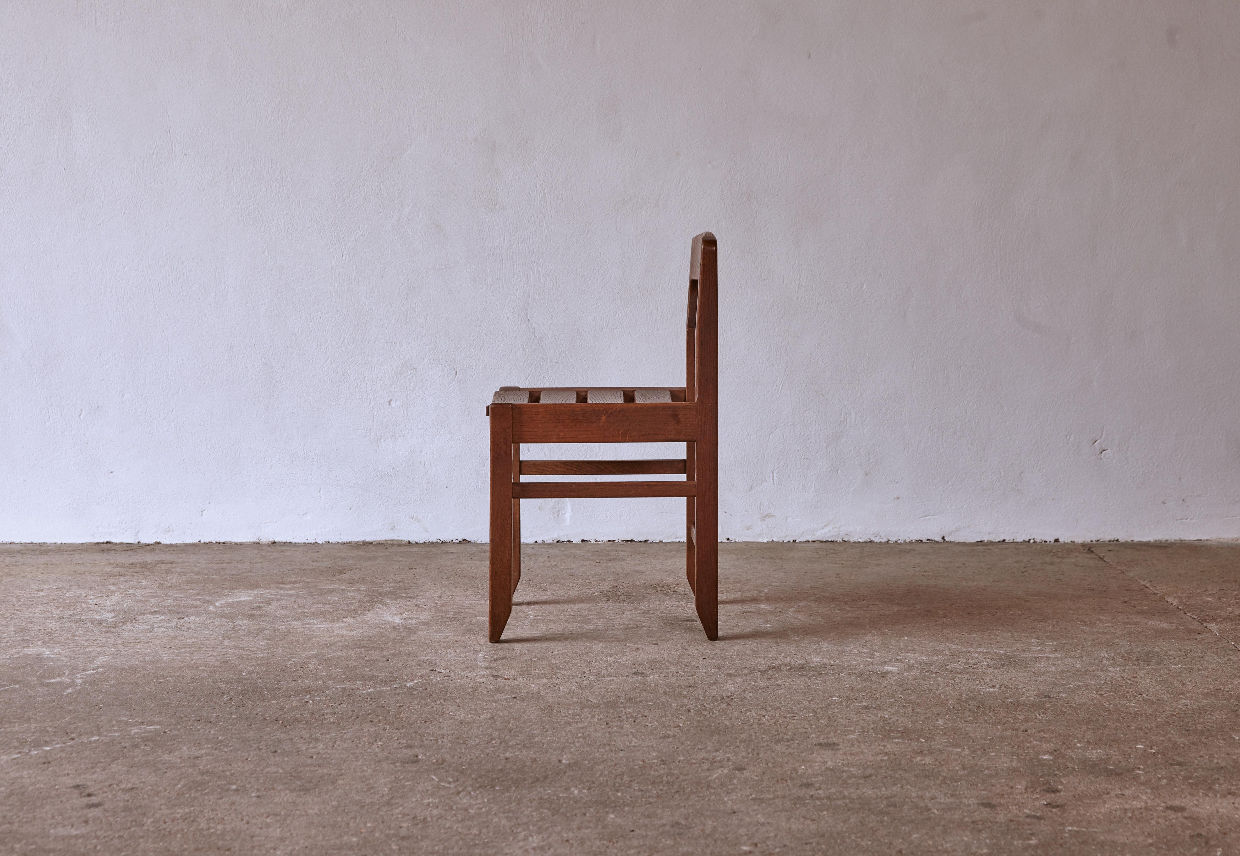 Ensemble de quatre chaises de salle à manger en chêne Guillerme et Chambron, France, années 1960 en vente 5