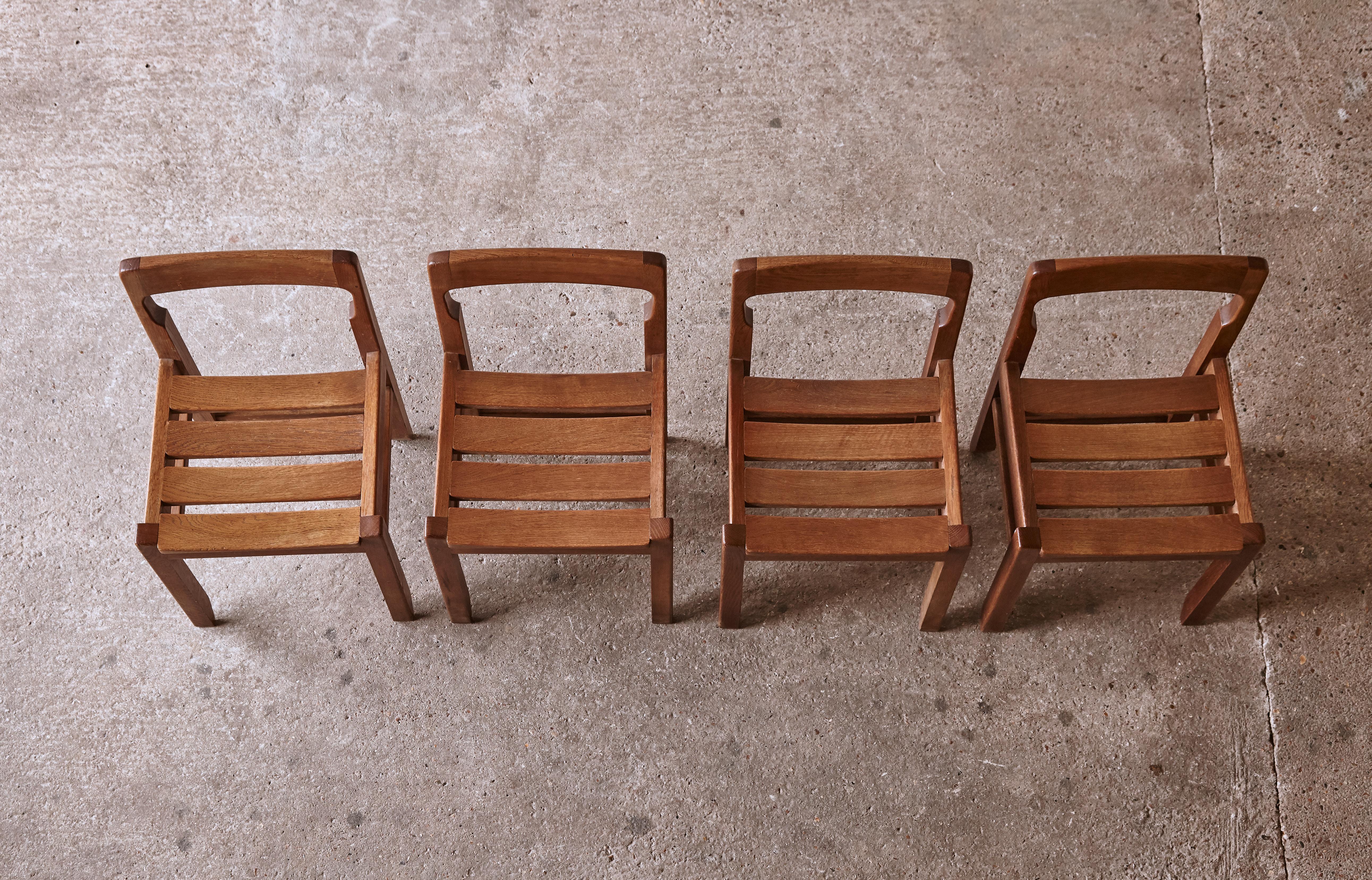 Ensemble de quatre chaises de salle à manger en chêne Guillerme et Chambron, France, années 1960 en vente 8
