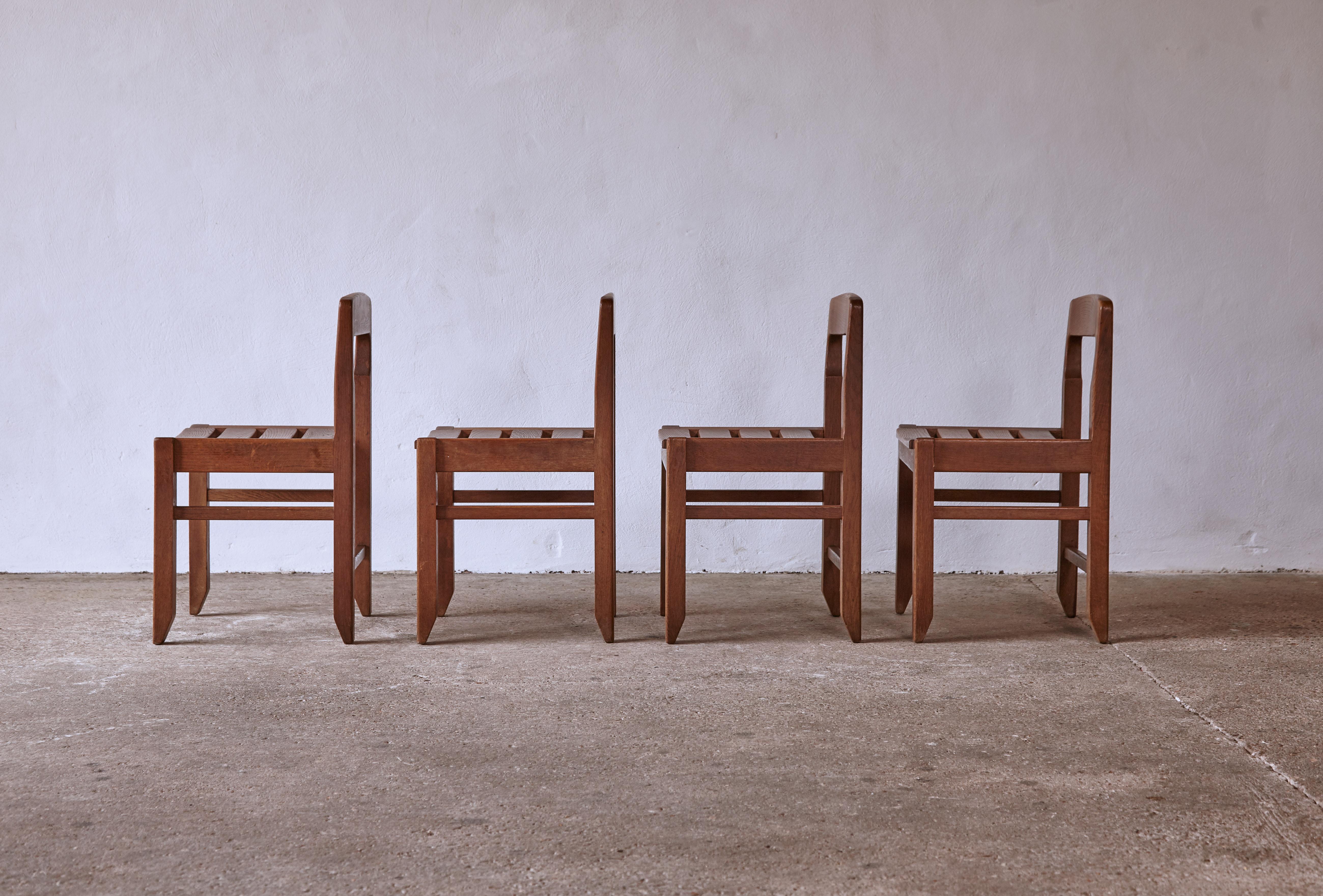 20ième siècle Ensemble de quatre chaises de salle à manger en chêne Guillerme et Chambron, France, années 1960 en vente