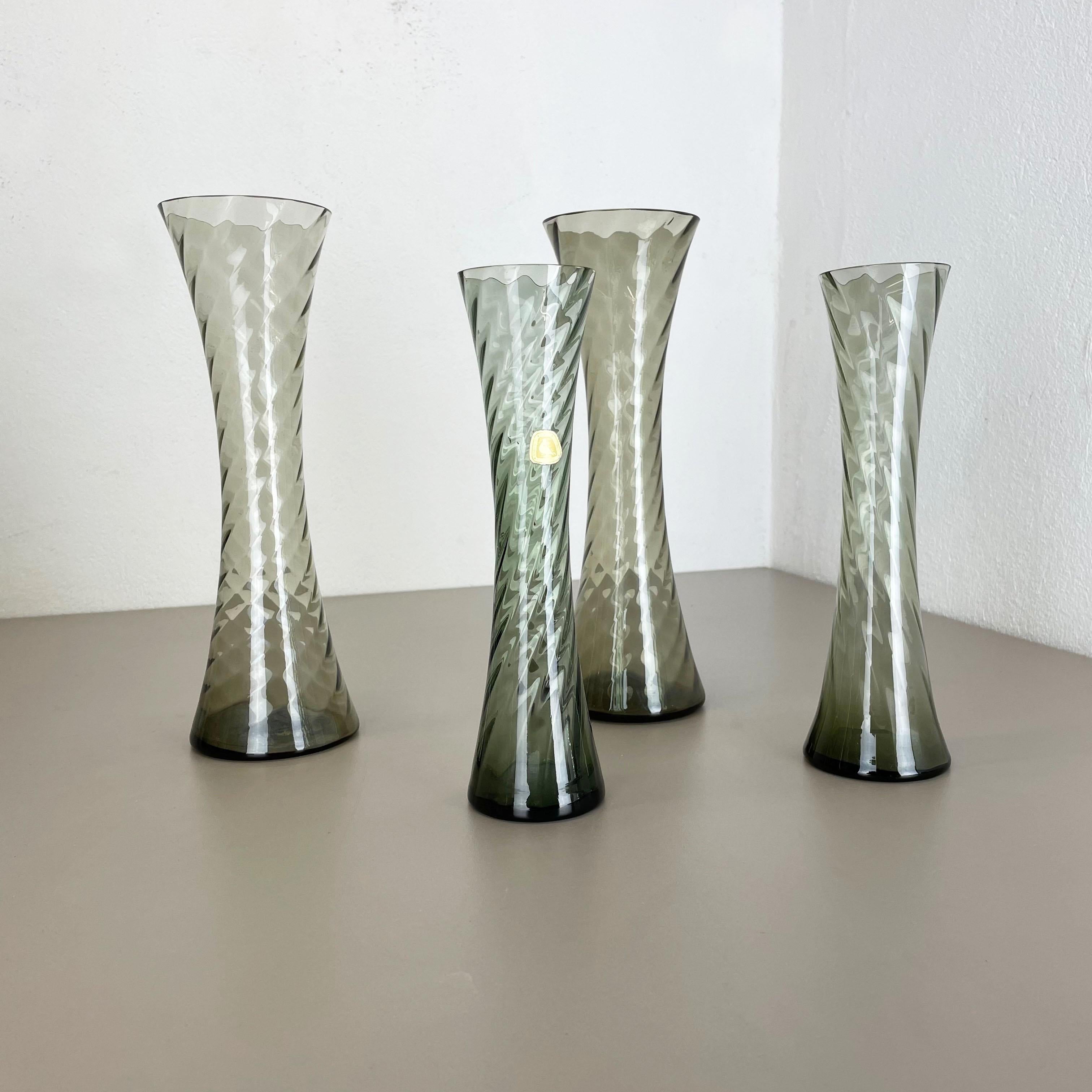 Juego de cuatro jarrones de cristal soplado hechos a mano por Alfred Taube, Alemania, años 60 en Bueno estado para la venta en Kirchlengern, DE