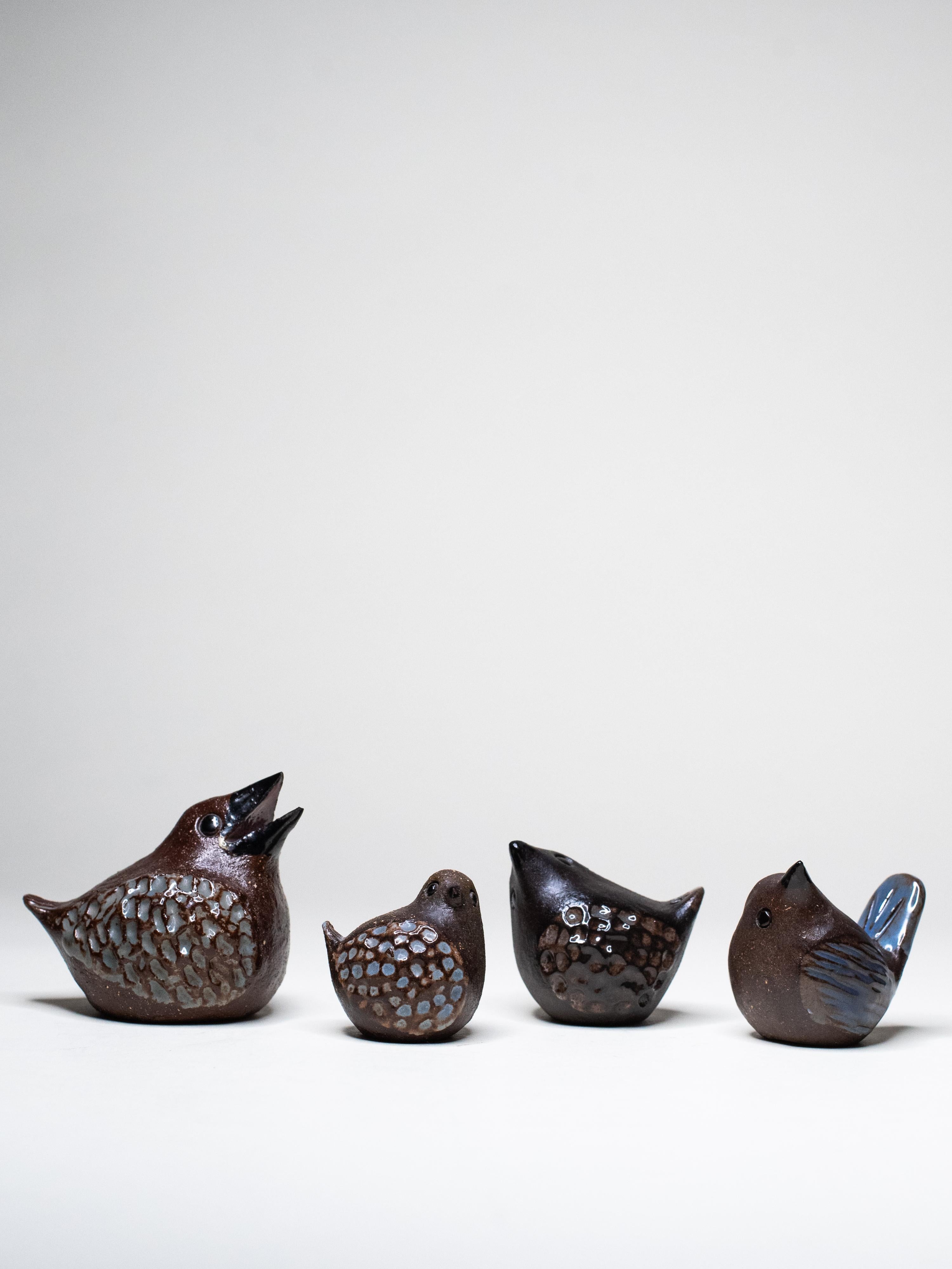 Scandinavian Modern Set of Four Hand-Signed Stoneware Birds by Bengt Wall, Sweden, 1970s For Sale