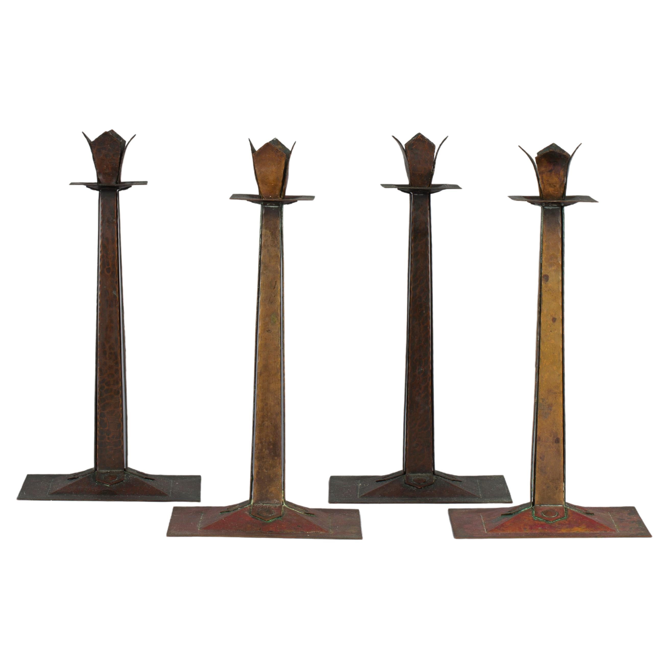 Set von vier handgeschmiedeten Kupfer-Kerzenständern von Gustav Stickley, um 1905