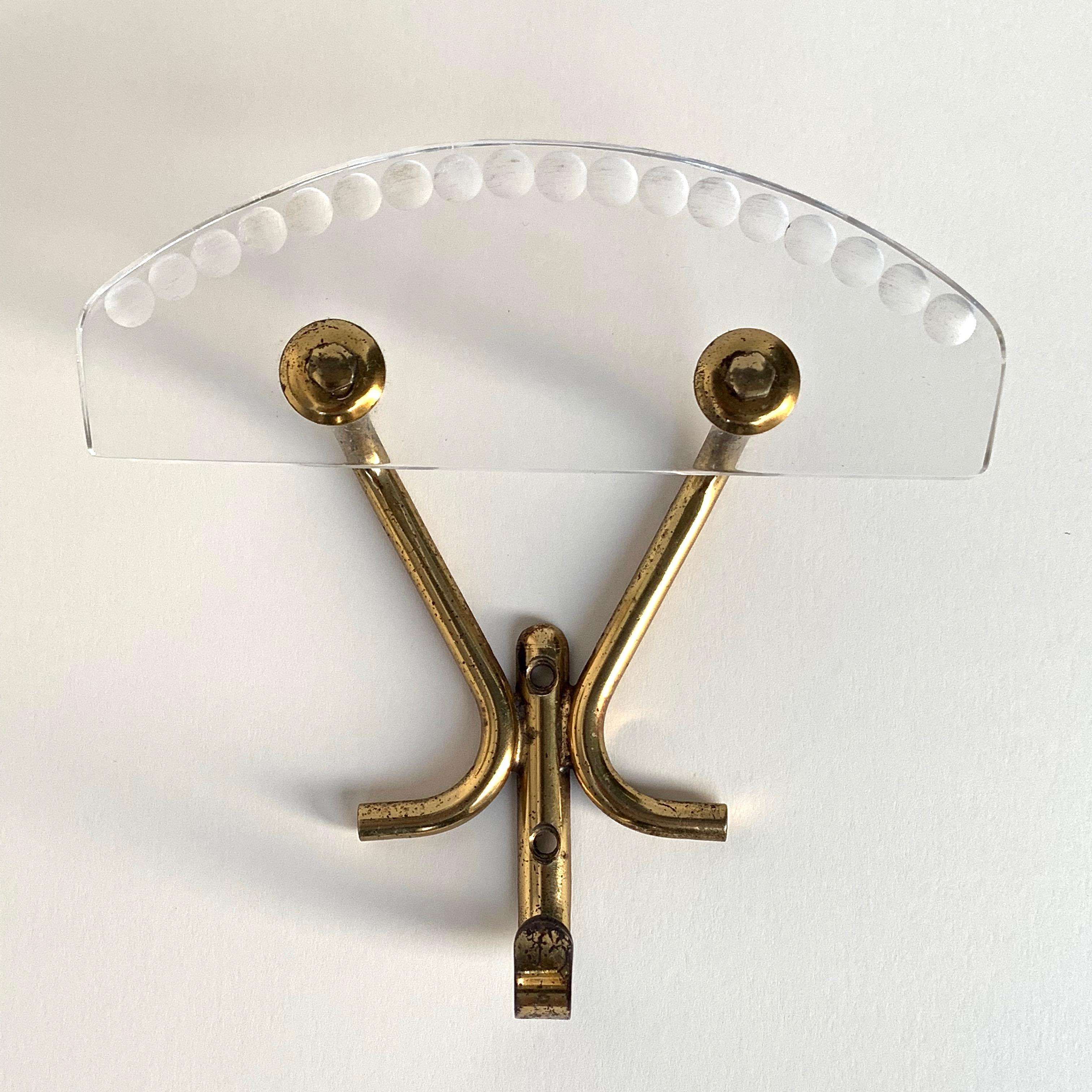 Set of Four Hangers Made of Lucite and Brass, Italy, 1950s, Coat Hangers For Sale 4