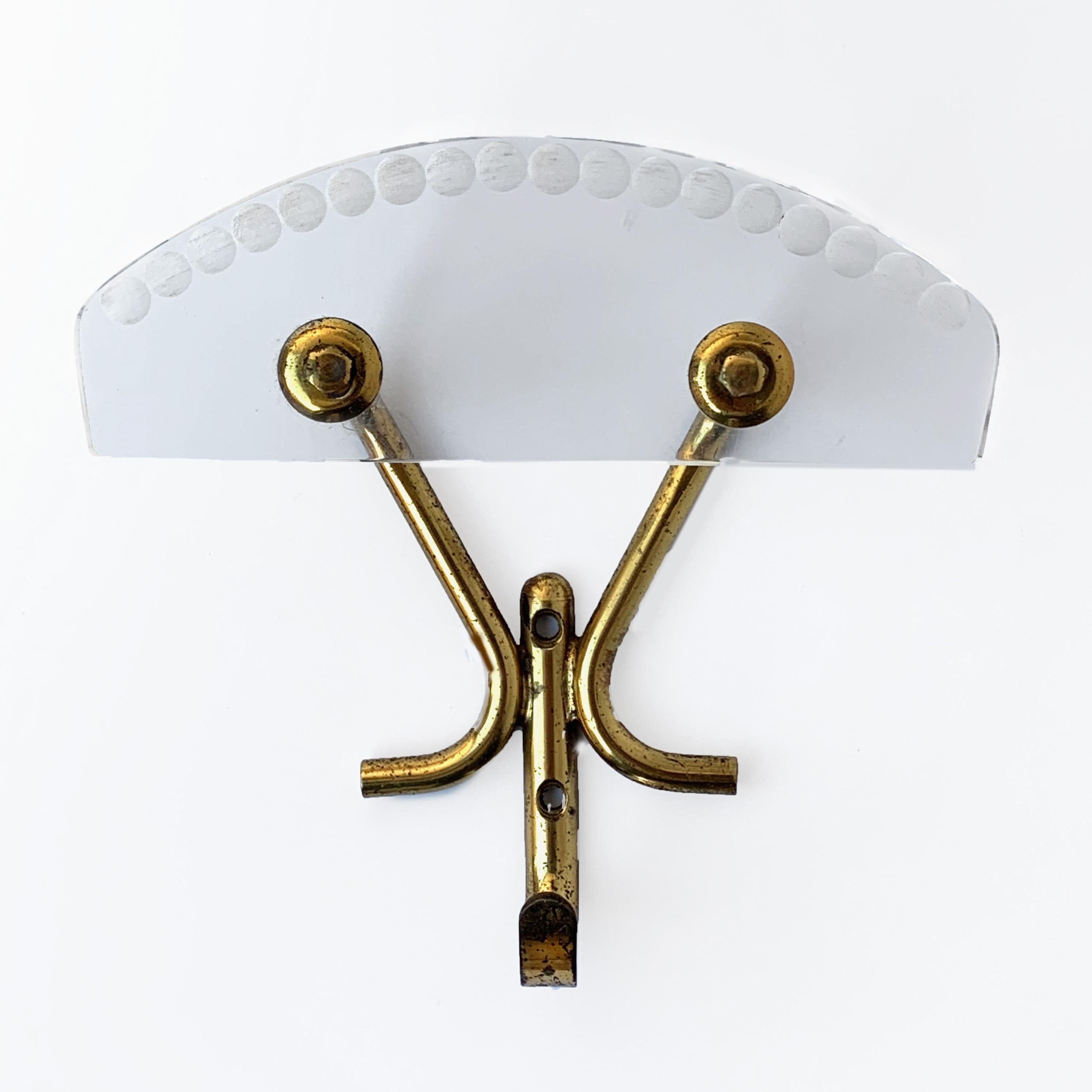 Set of four hangers made of Lucite and brass, Italy 1950s. Coat Hangers

Dimensions: Width 13 cm, depth 6 cm, height 14 cm.
