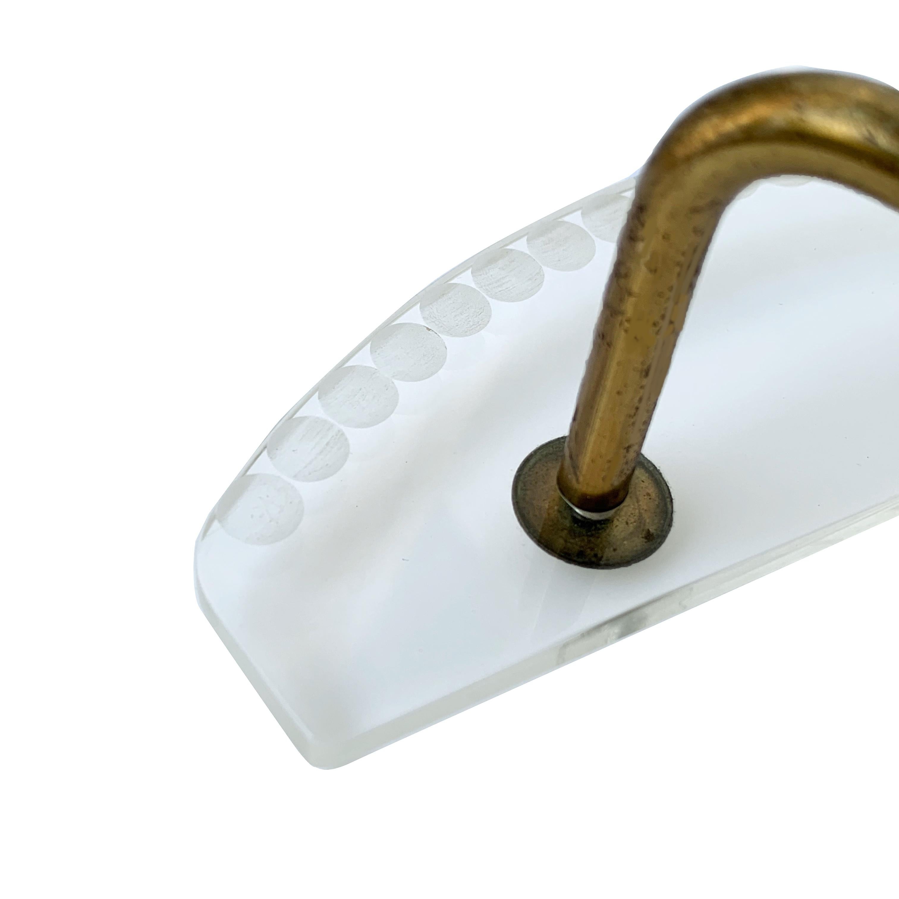 Set di quattro appendini in lucite e ottone, Italia, anni '50, Appendiabiti In condizioni buone in vendita a Roma, IT